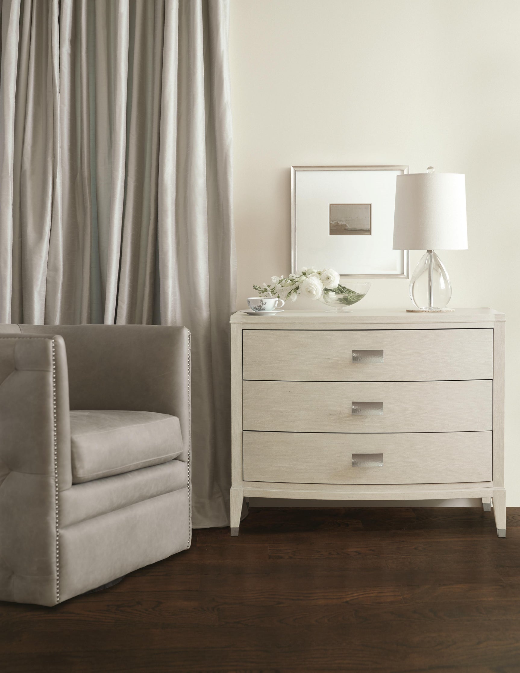 Palazzo White/Cream Swivel Chair