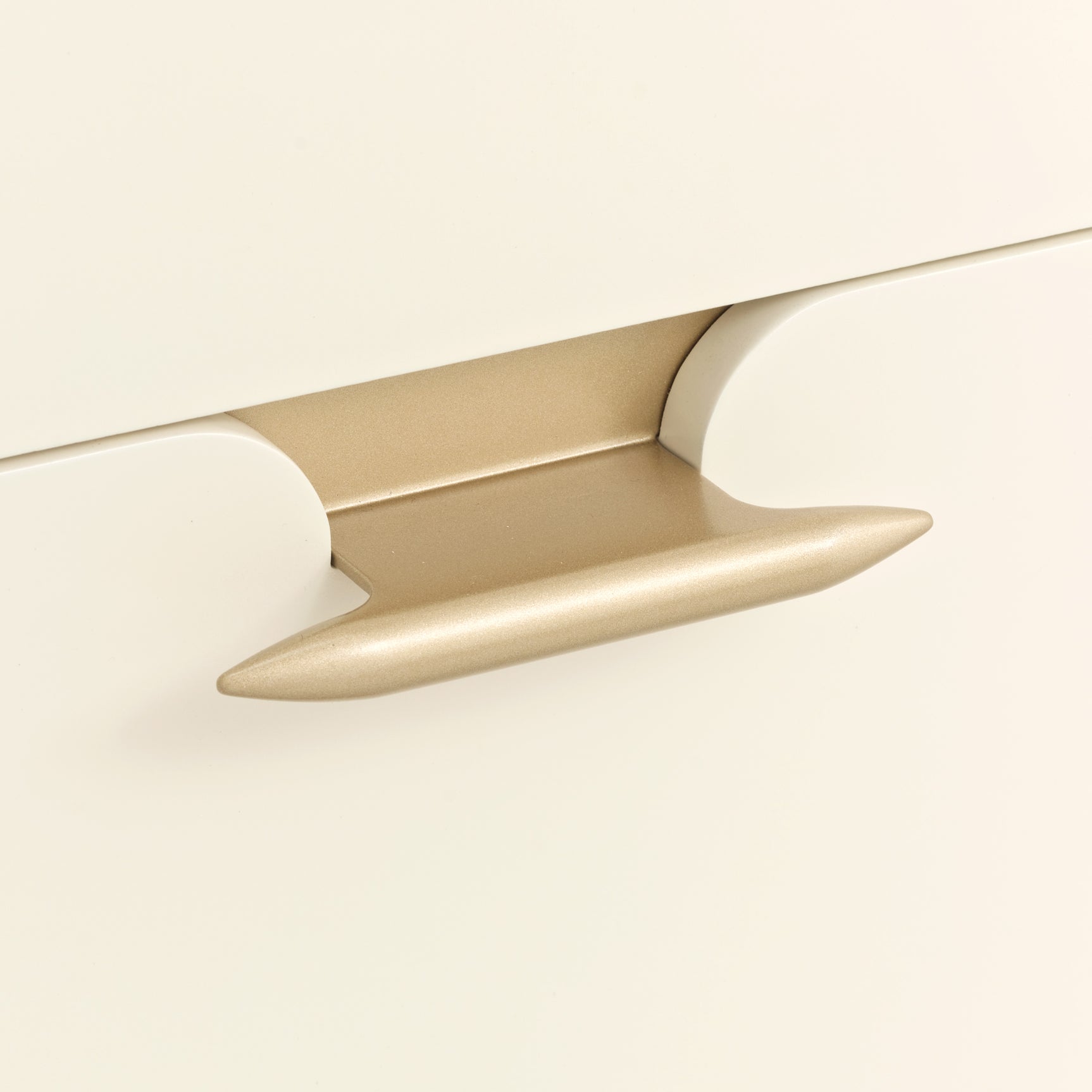 La Terrazza Creamy Pearl Dresser