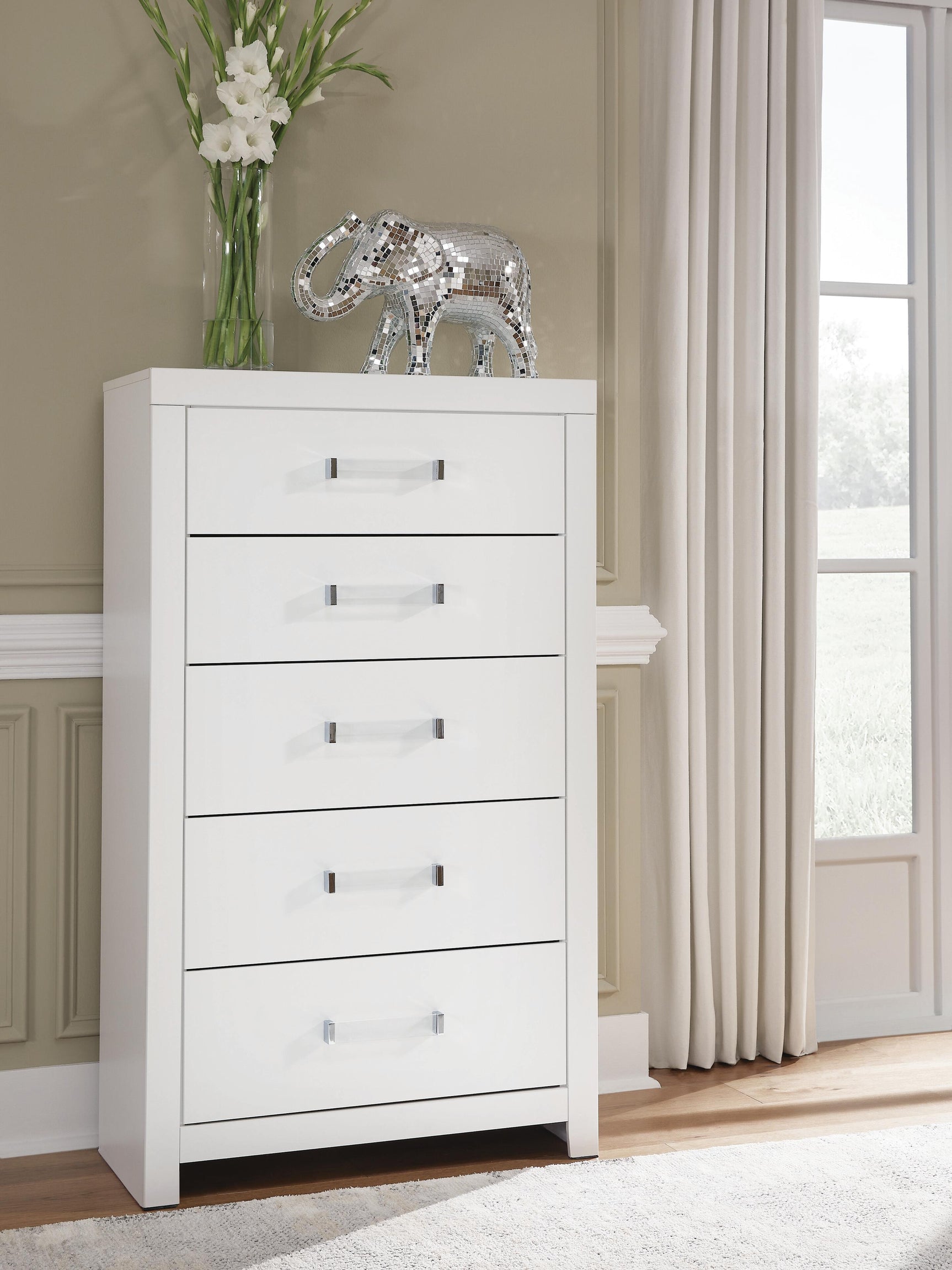 Raechalla White Chest of Drawers