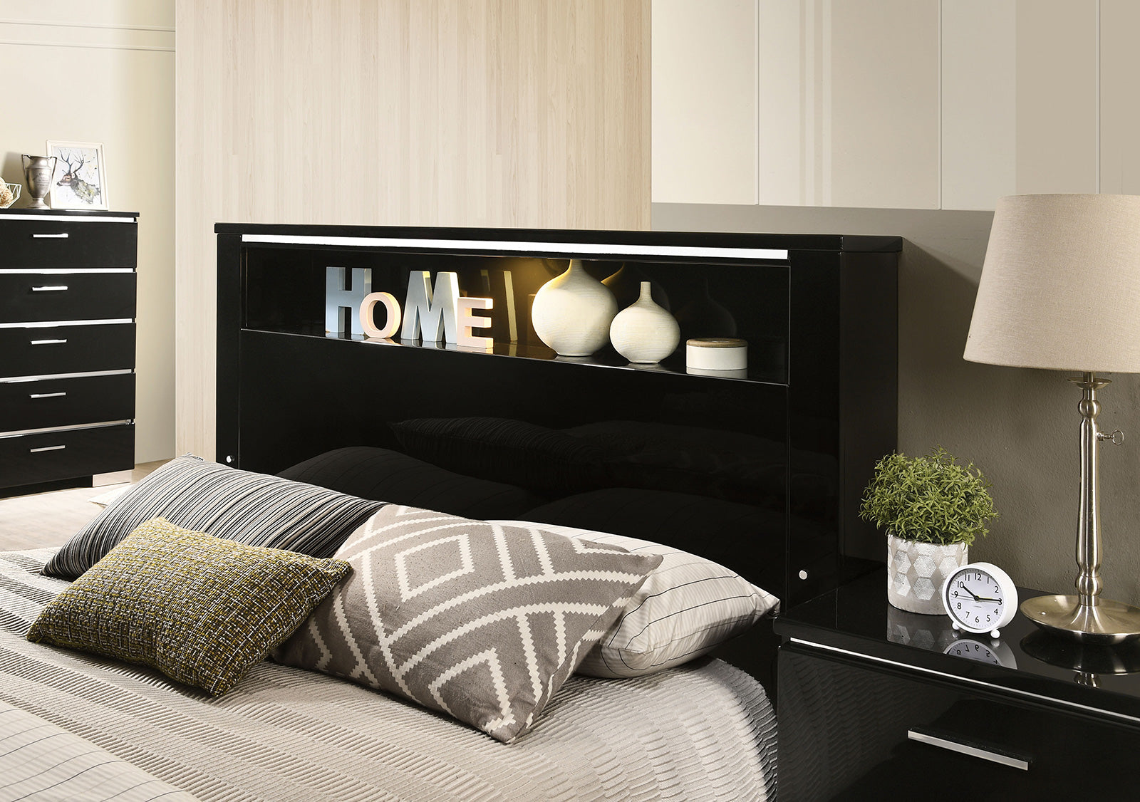 Carlie Black/Chrome 4 Pc. Queen Bedroom Set - Ornate Home