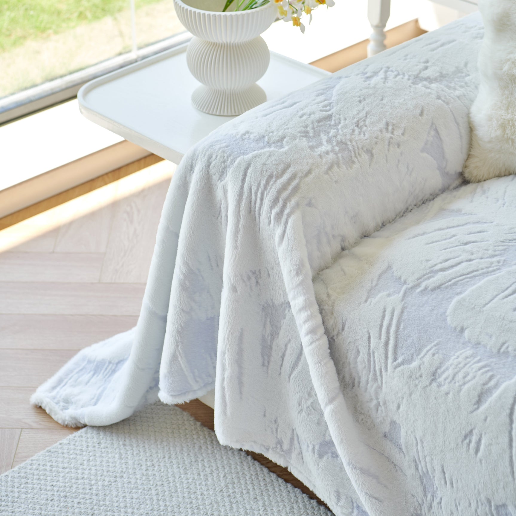 Plush Faux Fur Warm Sofa Cover with Waves Jacquard Textured Throw Blankets for Couch