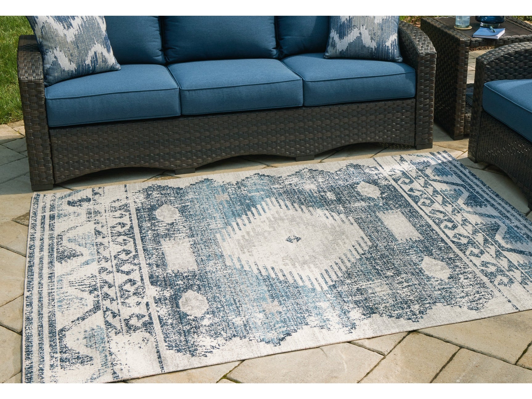 Daddridge Blue/Gray/Ivory 5' x 7' Rug - Ornate Home