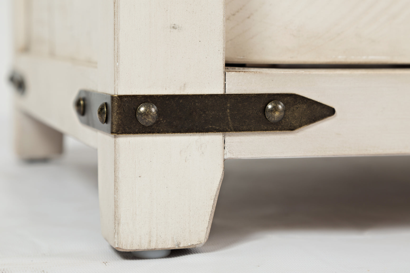 Madison County Vintage White 60 Barn Door Server