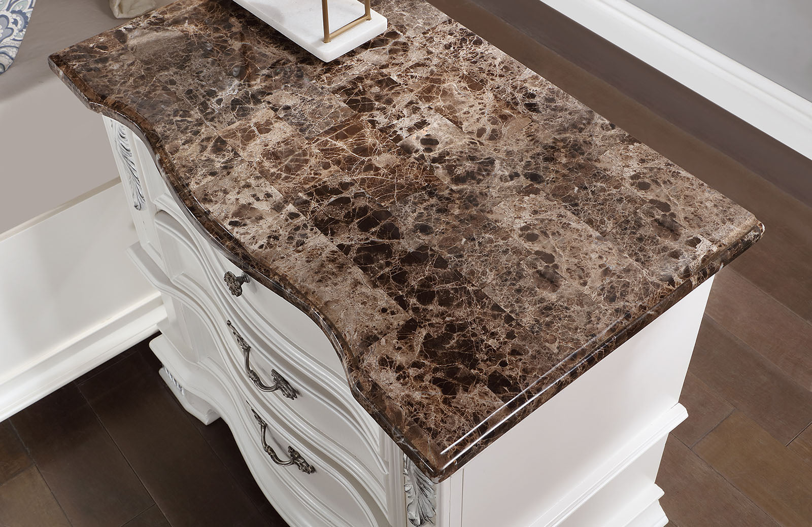 Esparanza Pearl White 5 Pc. Queen Bedroom Set w/ Chest - Ornate Home