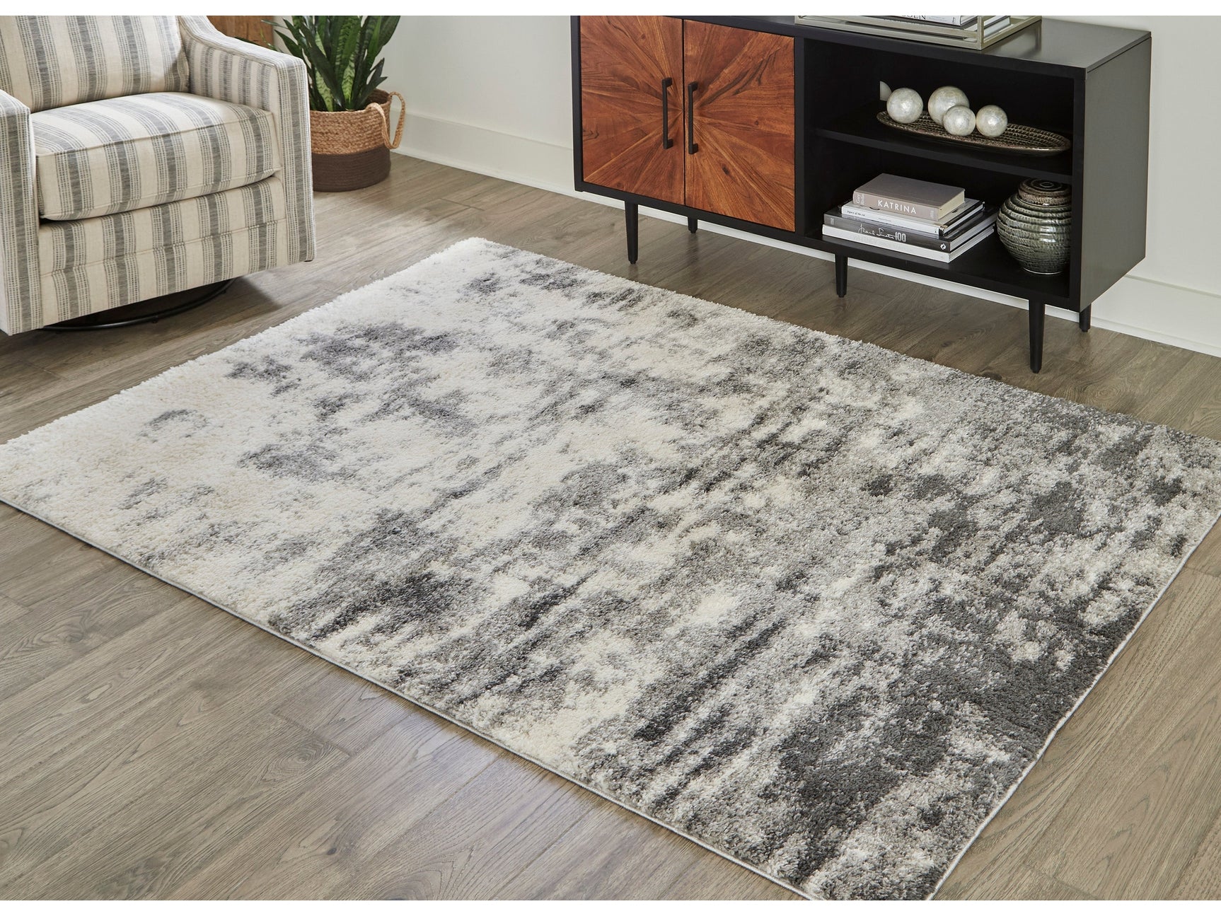Gerdie Cream/Gray Medium 5'3" x 7'3" Rug (Online Special Price) - Ornate Home
