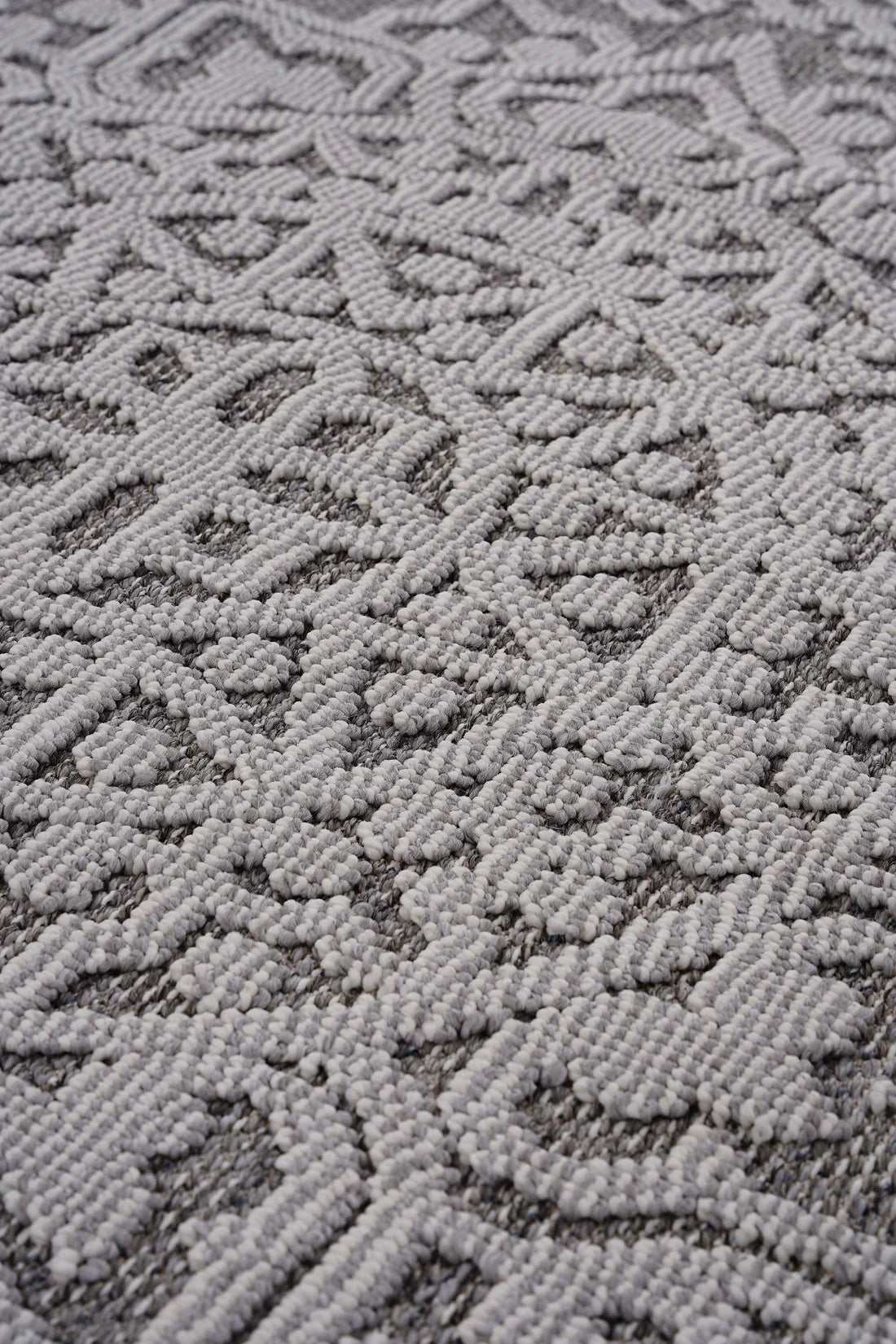 Guros Stylish Indoor Area Rug 5' x 7' - Ornate Home