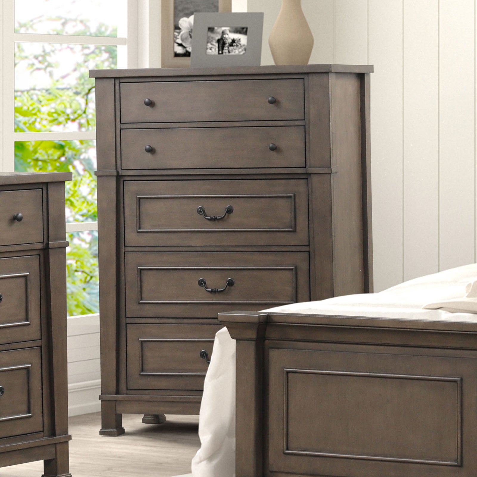 Huddersfield Dark Brown Queen 5 Piece Bedroom Set w/Chest - Ornate Home