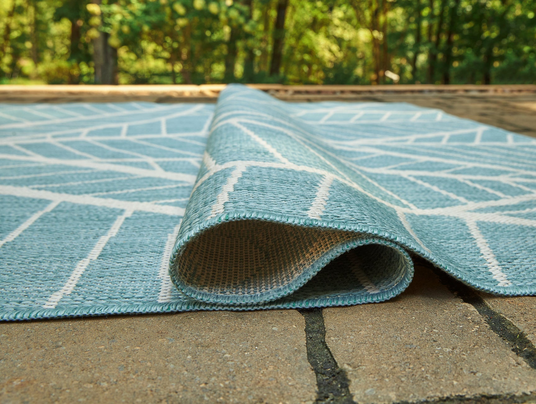 Hulsia Ivory/Aqua 5' x 7' Rug - Ornate Home