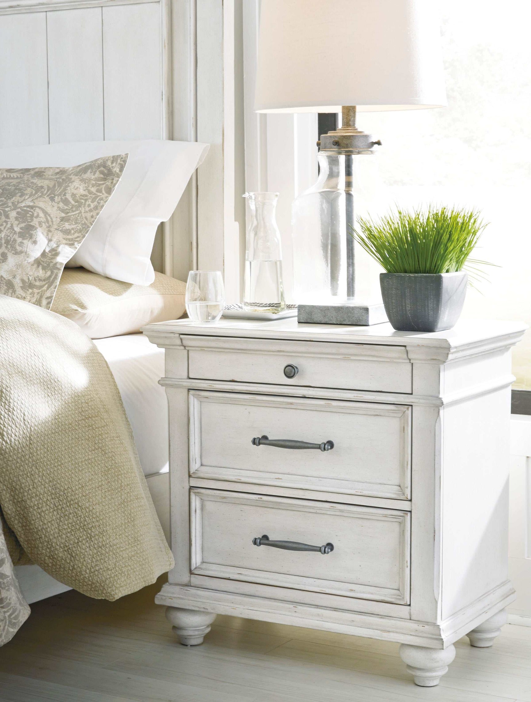 Kanwyn Whitewash Queen Panel Bedroom Set w/ Storage Bench / 5pc (Online Special Price) - Ornate Home