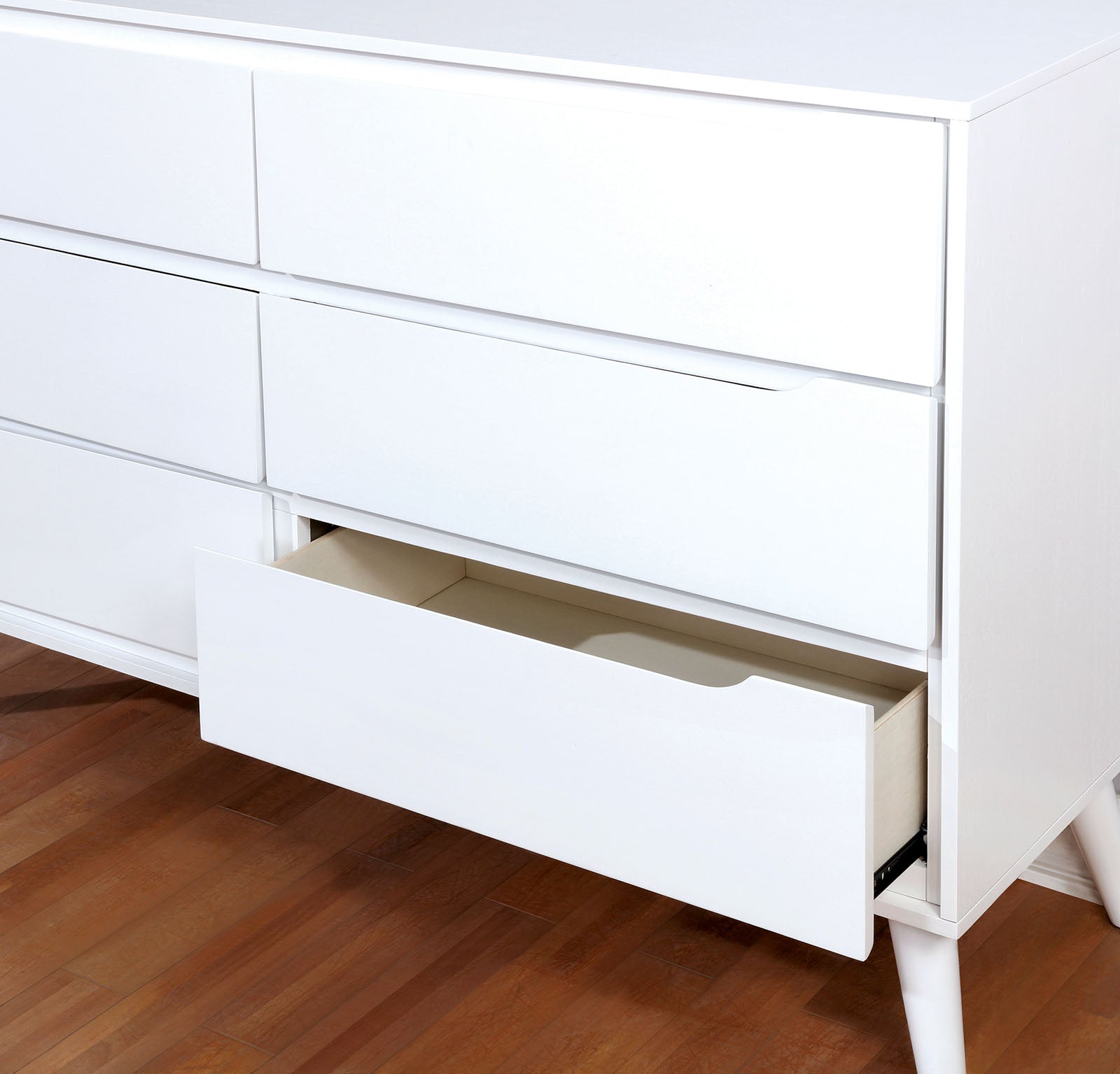 Lennart White 5 Pc. Queen Bedroom Set w/ 2NS - Ornate Home