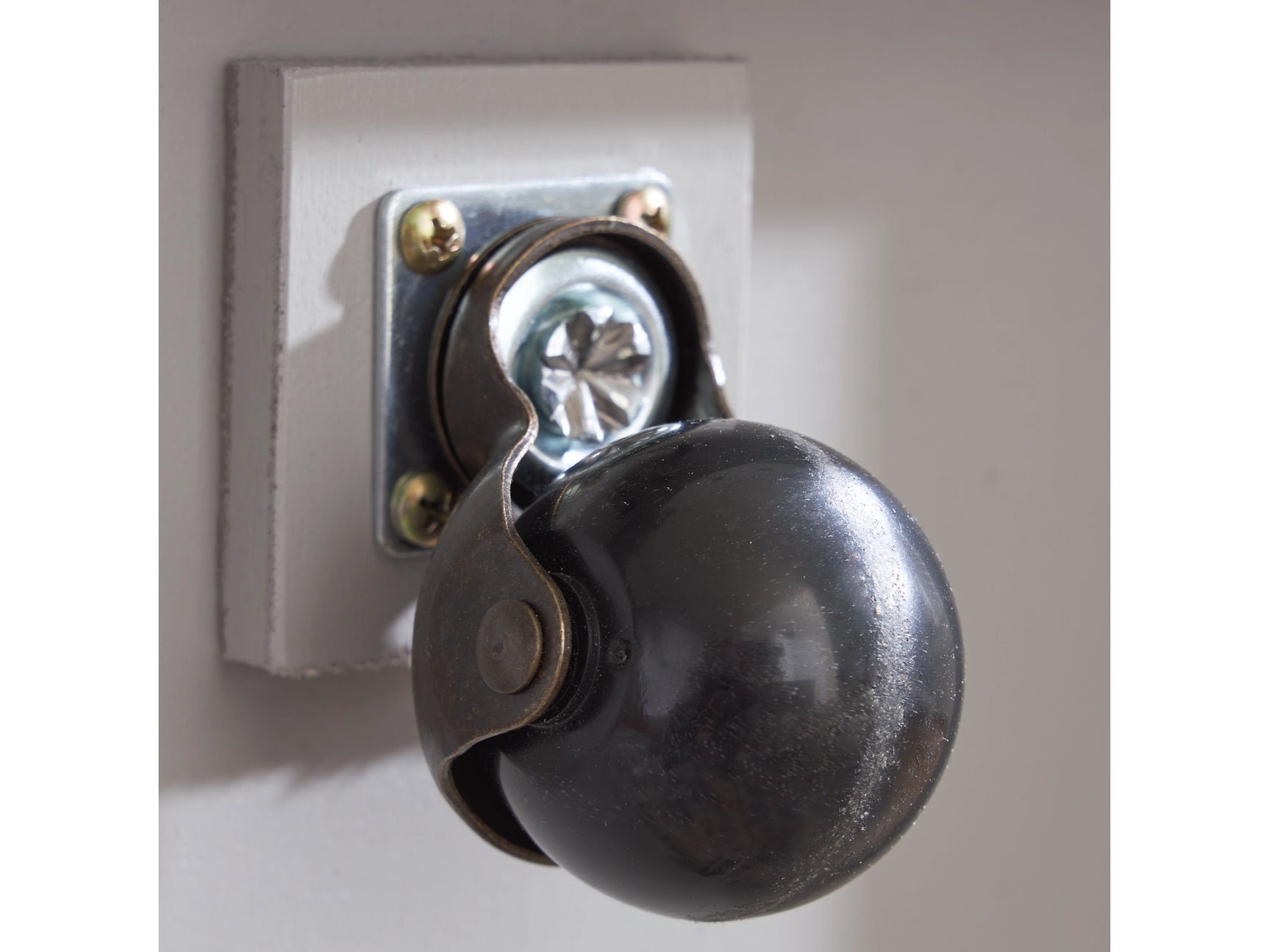 Loyaska Grayish Brown/White Lift-Top Coffee Table - Ornate Home