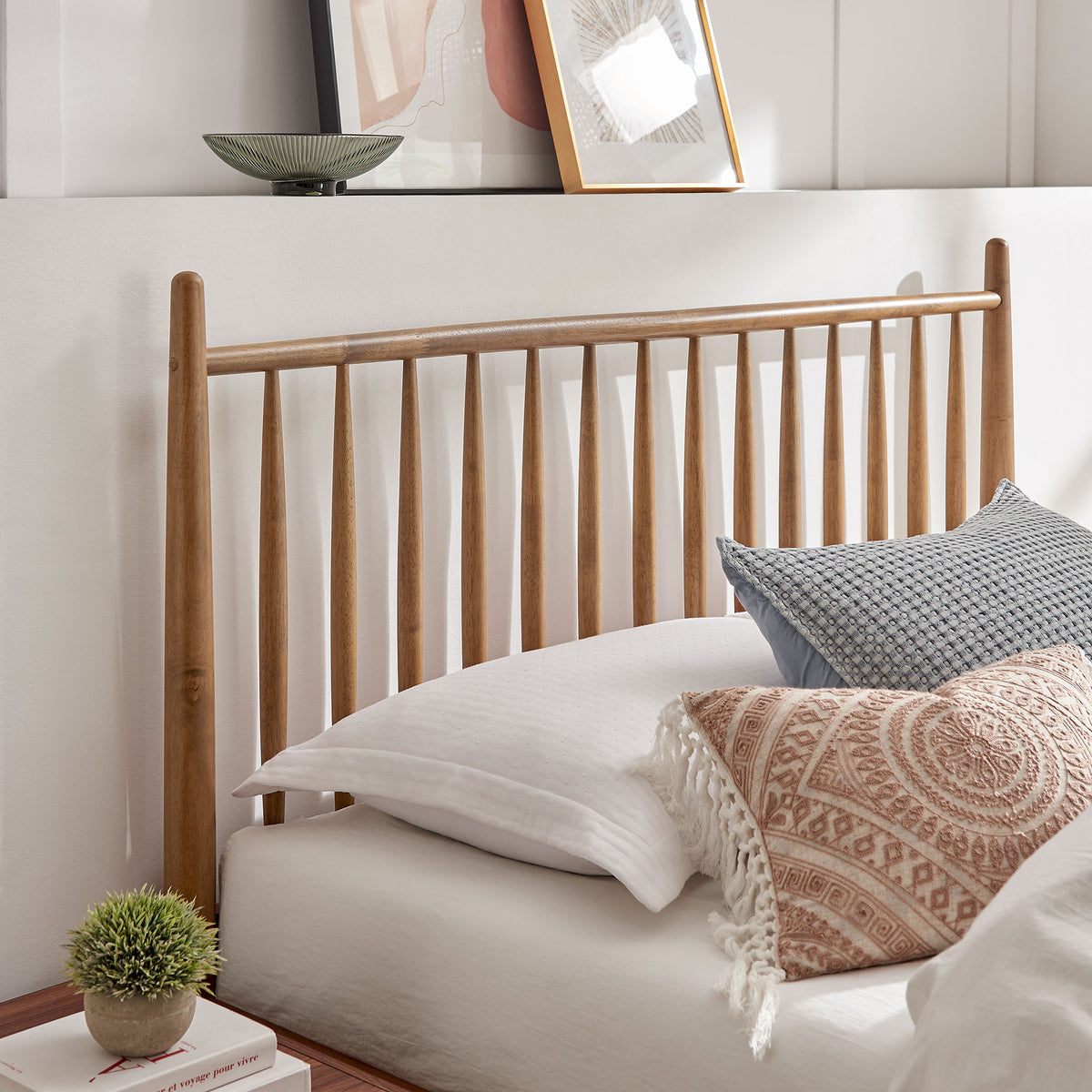 Zane Walnut Queen Size Spindle Bed