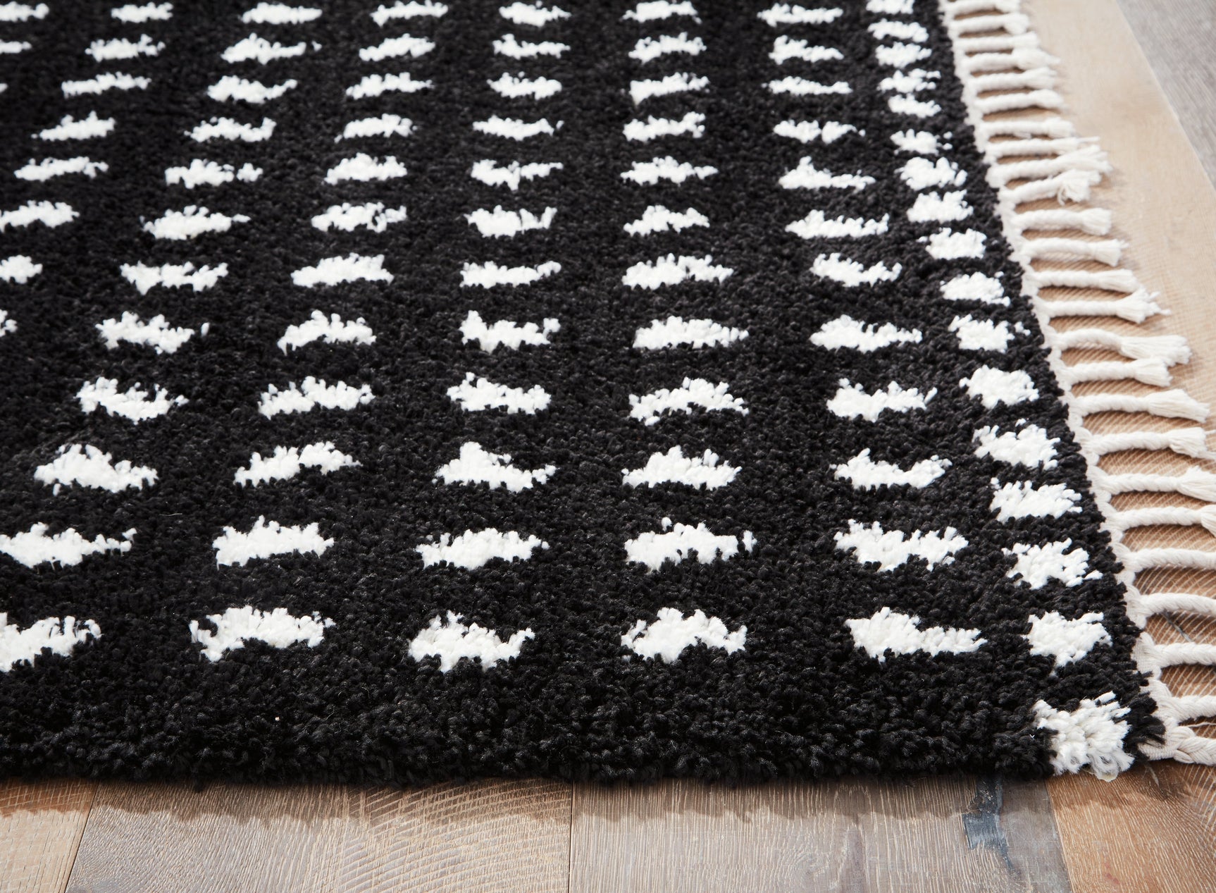 Minston Black/White 5' x 7' Rug - Ornate Home