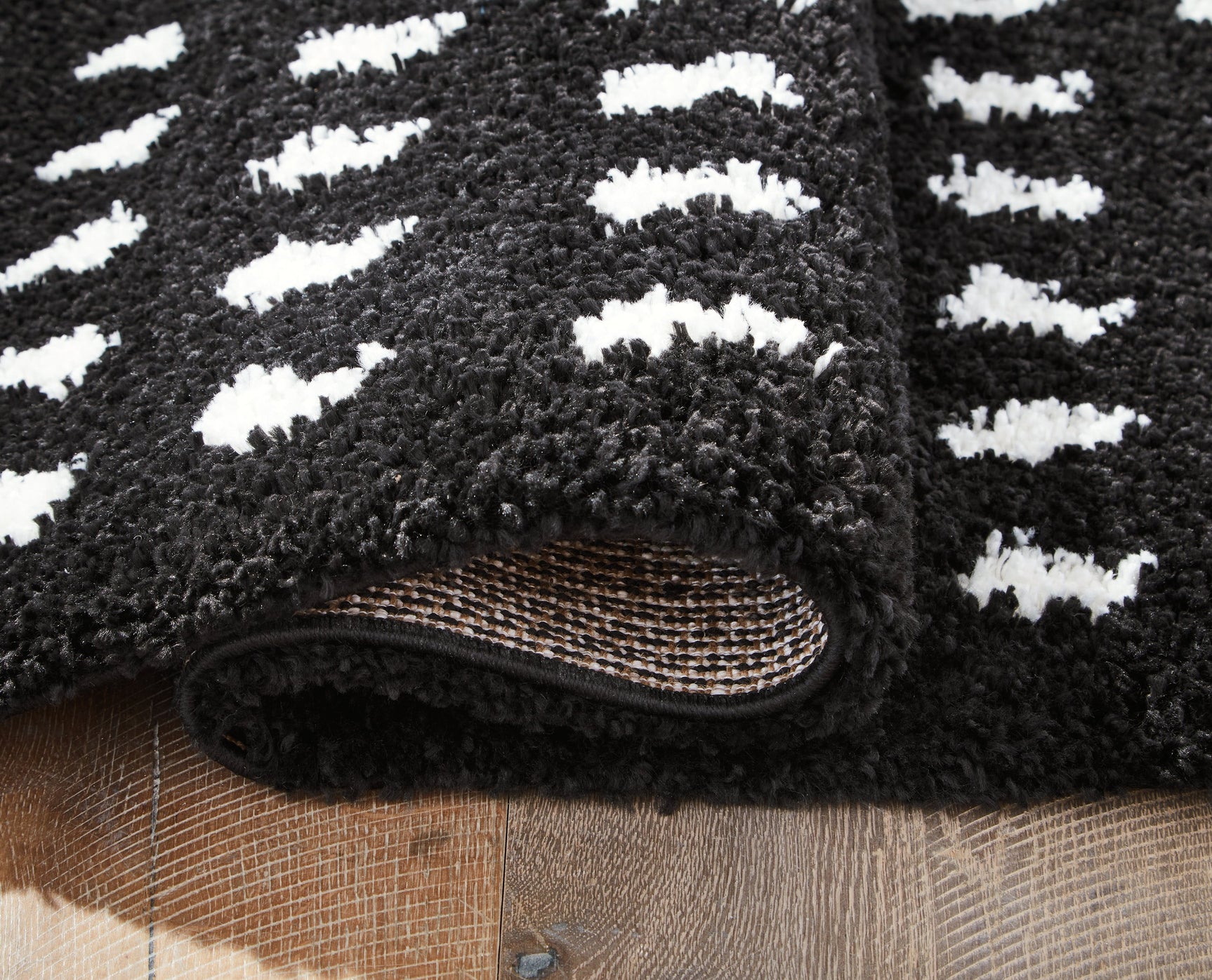 Minston Black/White 5' x 7' Rug - Ornate Home