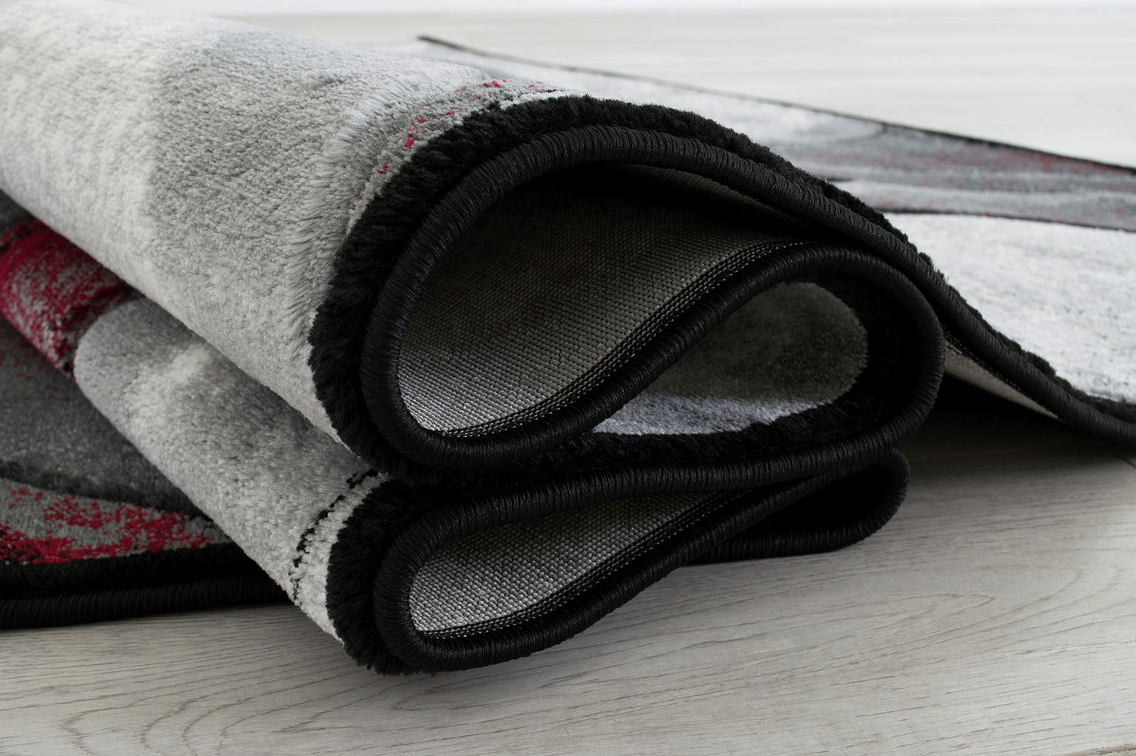 Niksar Red 5' X 7' Area Rug - Ornate Home