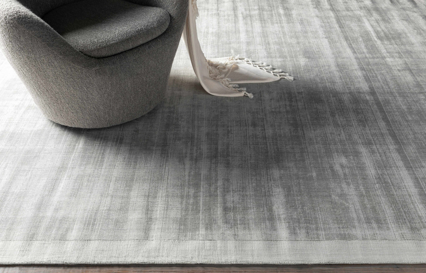 Niota Sheen Light Gray Premium Rug - Ornate Home