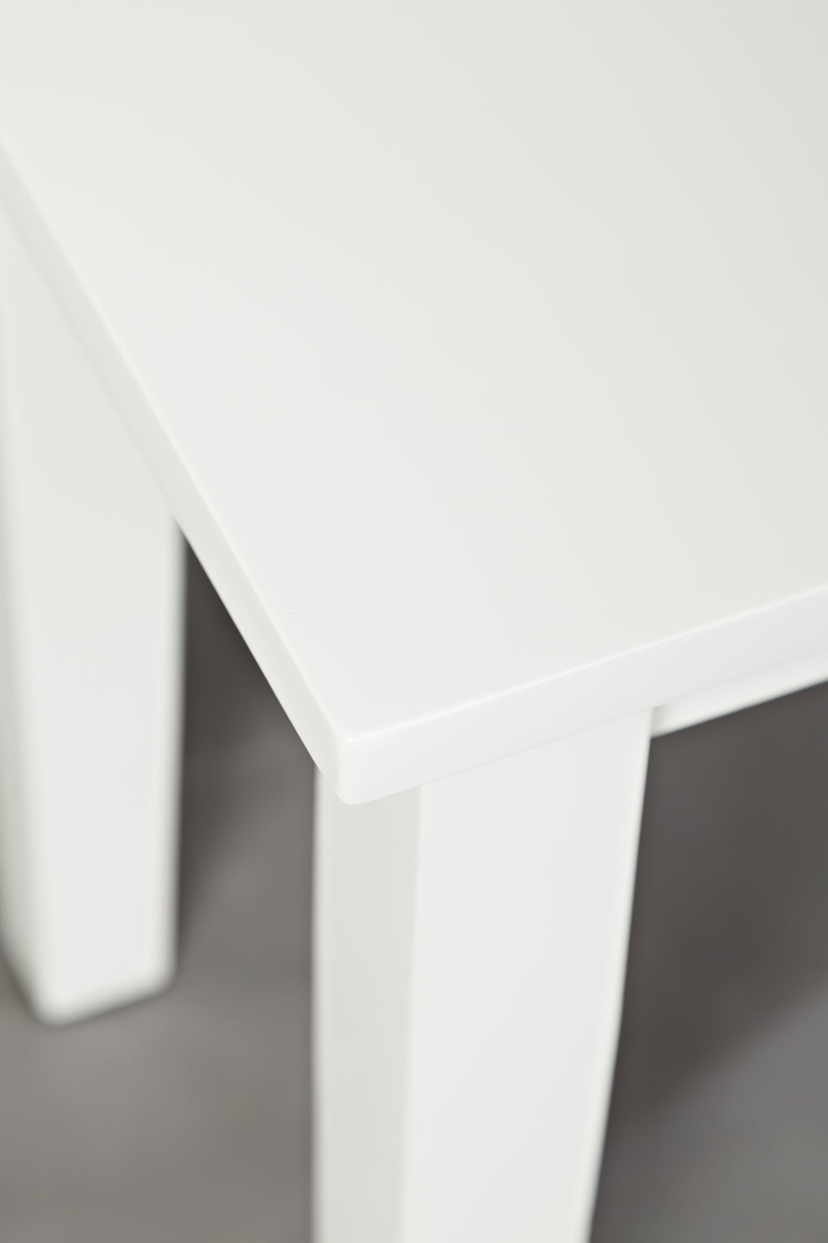 Simplicity Paperwhite Rect. Dining Dining Table w/ 4 X-Back Chairs, Bench - Ornate Home