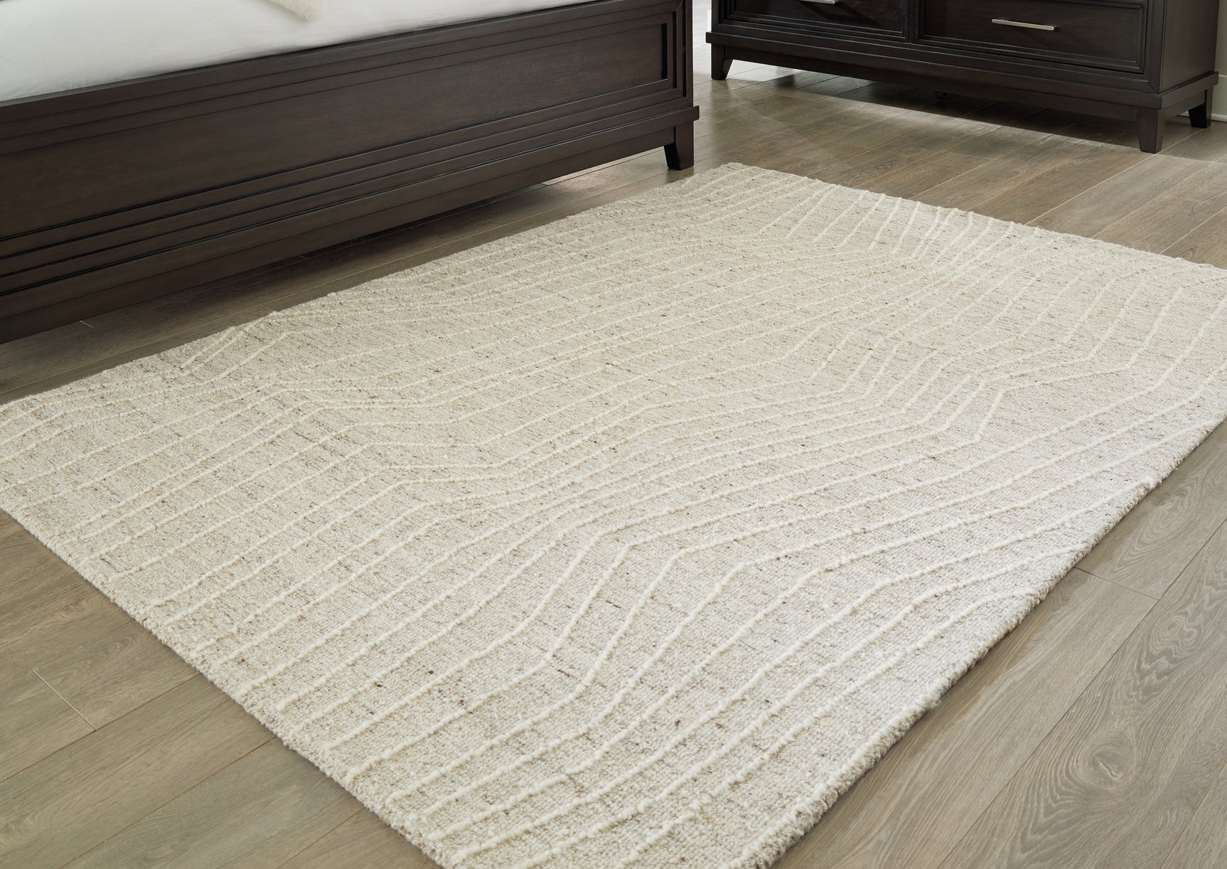 Varahill Gray/Ivory Medium Rug - Ornate Home