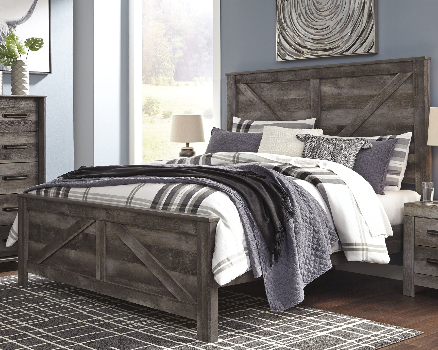 Wynnlow Gray King Crossbuck Panel Bedroom Set with Chest (Online Special Price) - Ornate Home