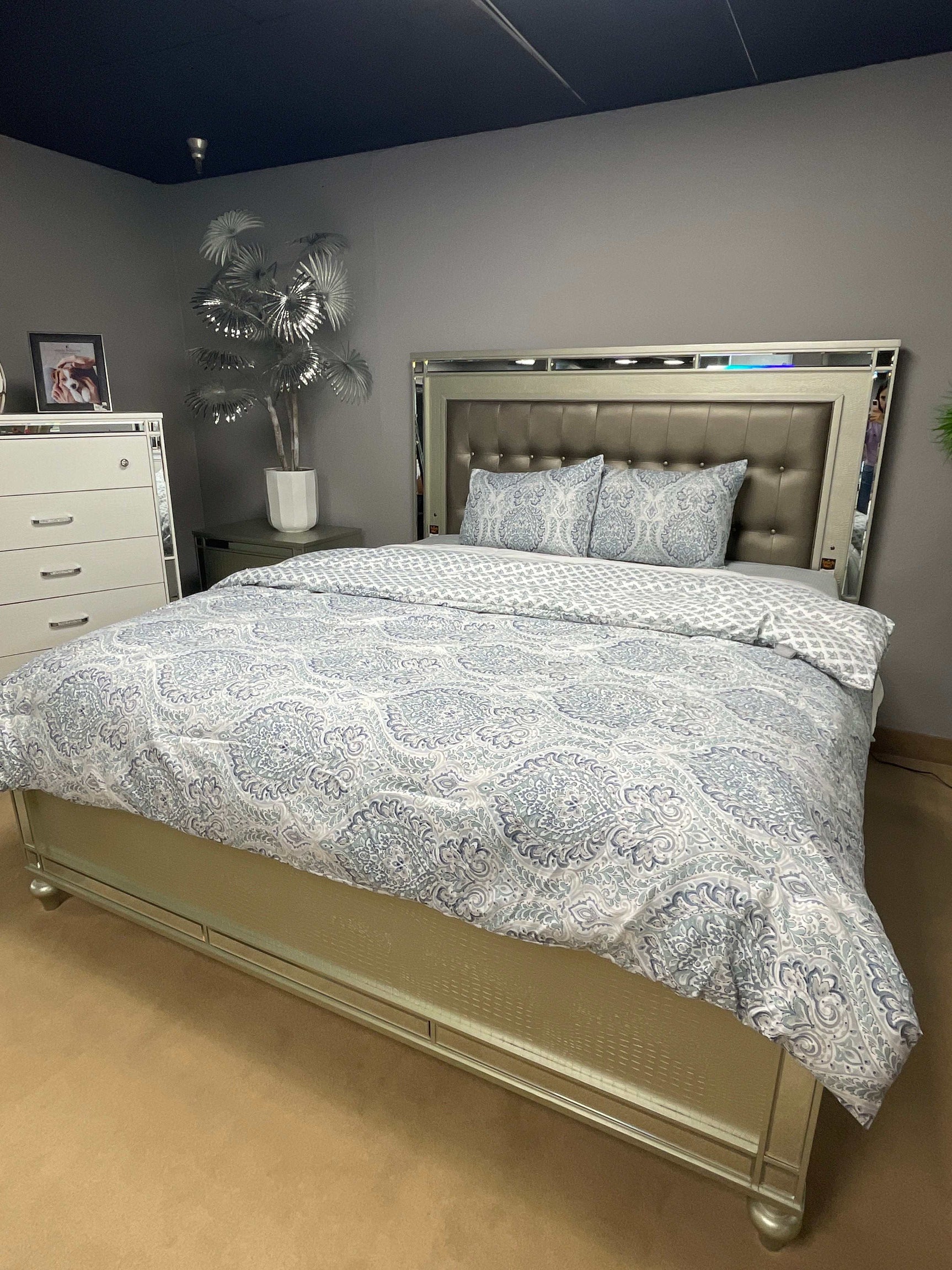 Brachium Silver E. King Bed w/ HB LED - Ornate Home