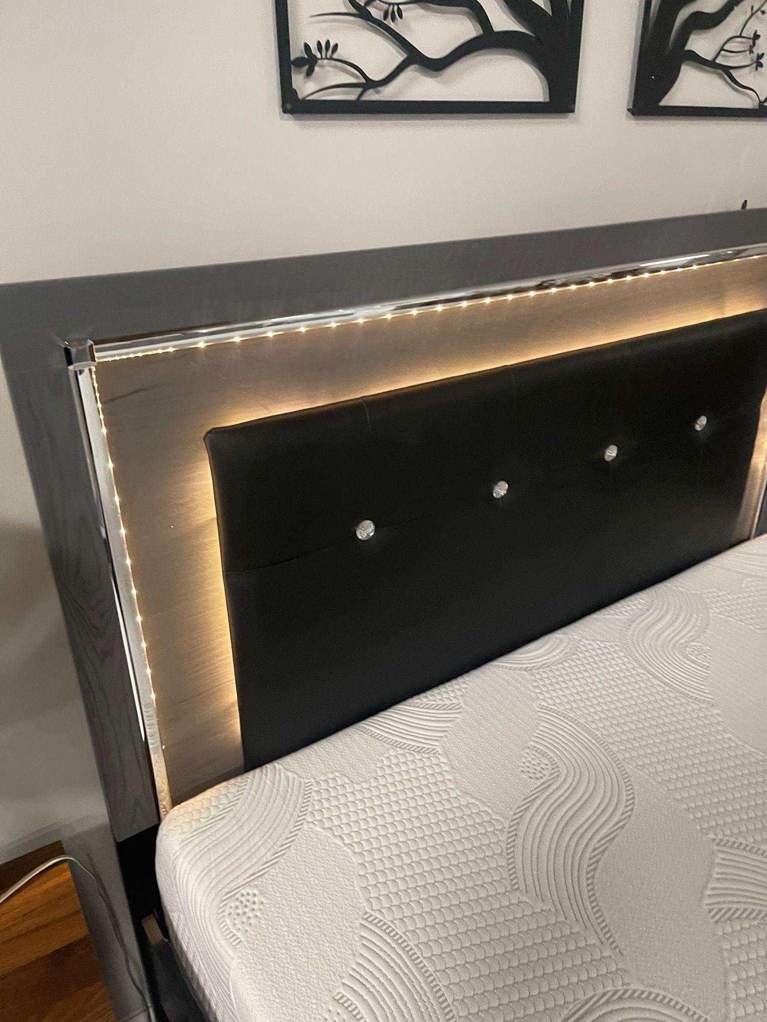 Lodanna Gray Queen Panel Bed w/ LED - Ornate Home