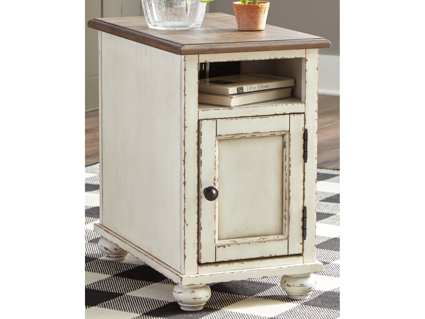 Realyn Chairside End Table - Ornate Home