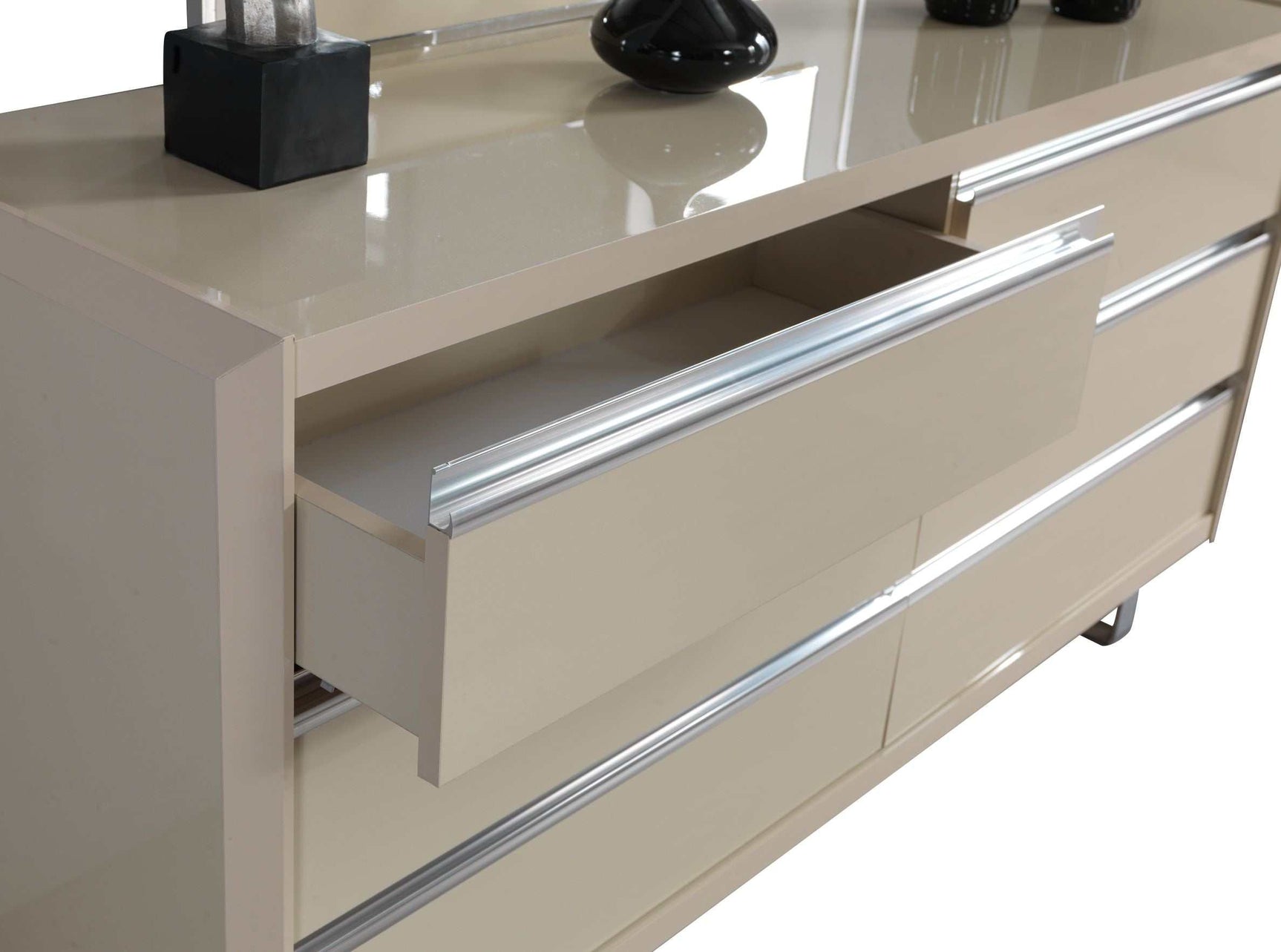 Viola Cream High Gloss Lacquer 4-Piece Queen Bedroom Set - Ornate Home