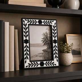Fargooak Black/White 5x7 Petals Photo Frame