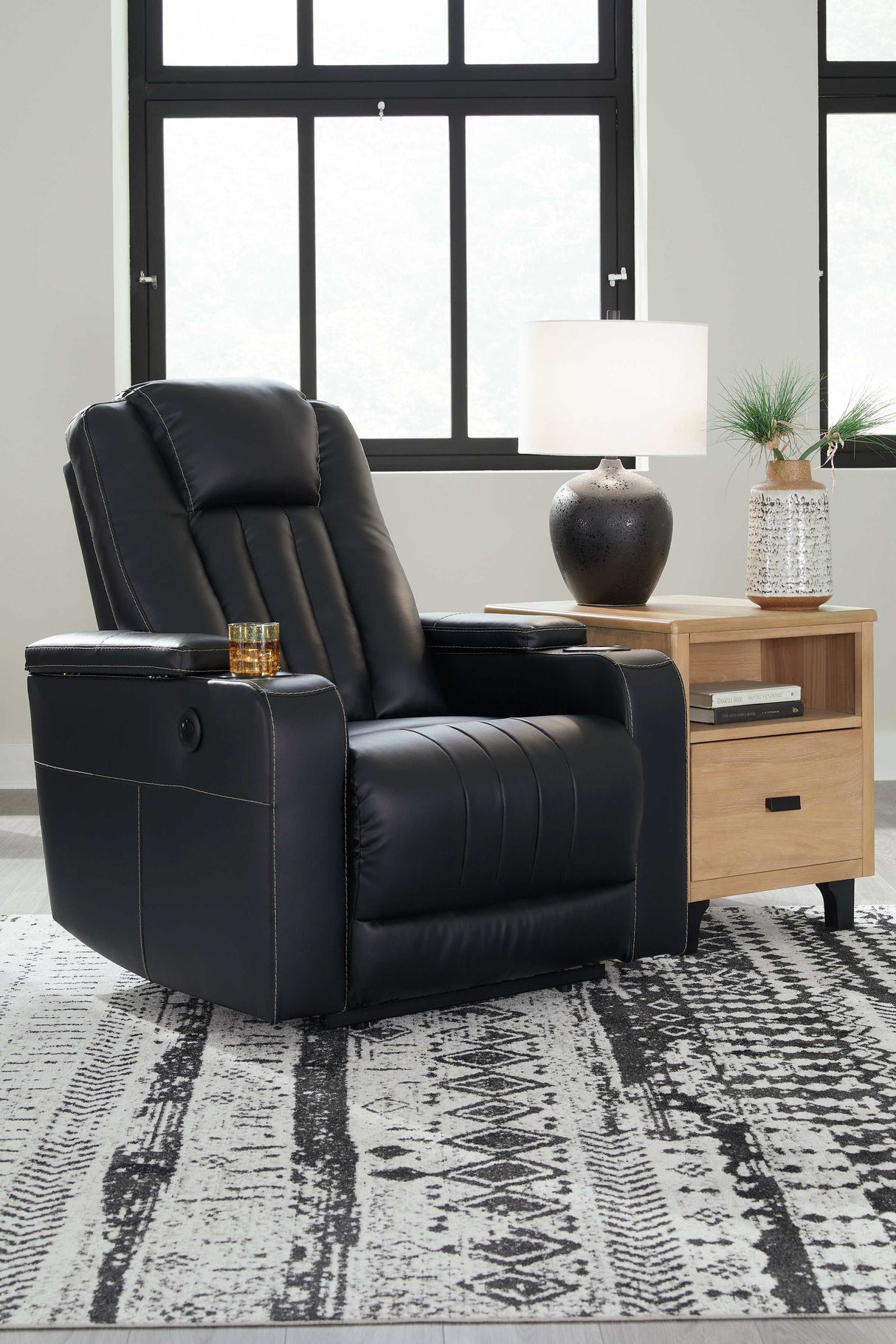 Center Point Black Recliner - Ornate Home