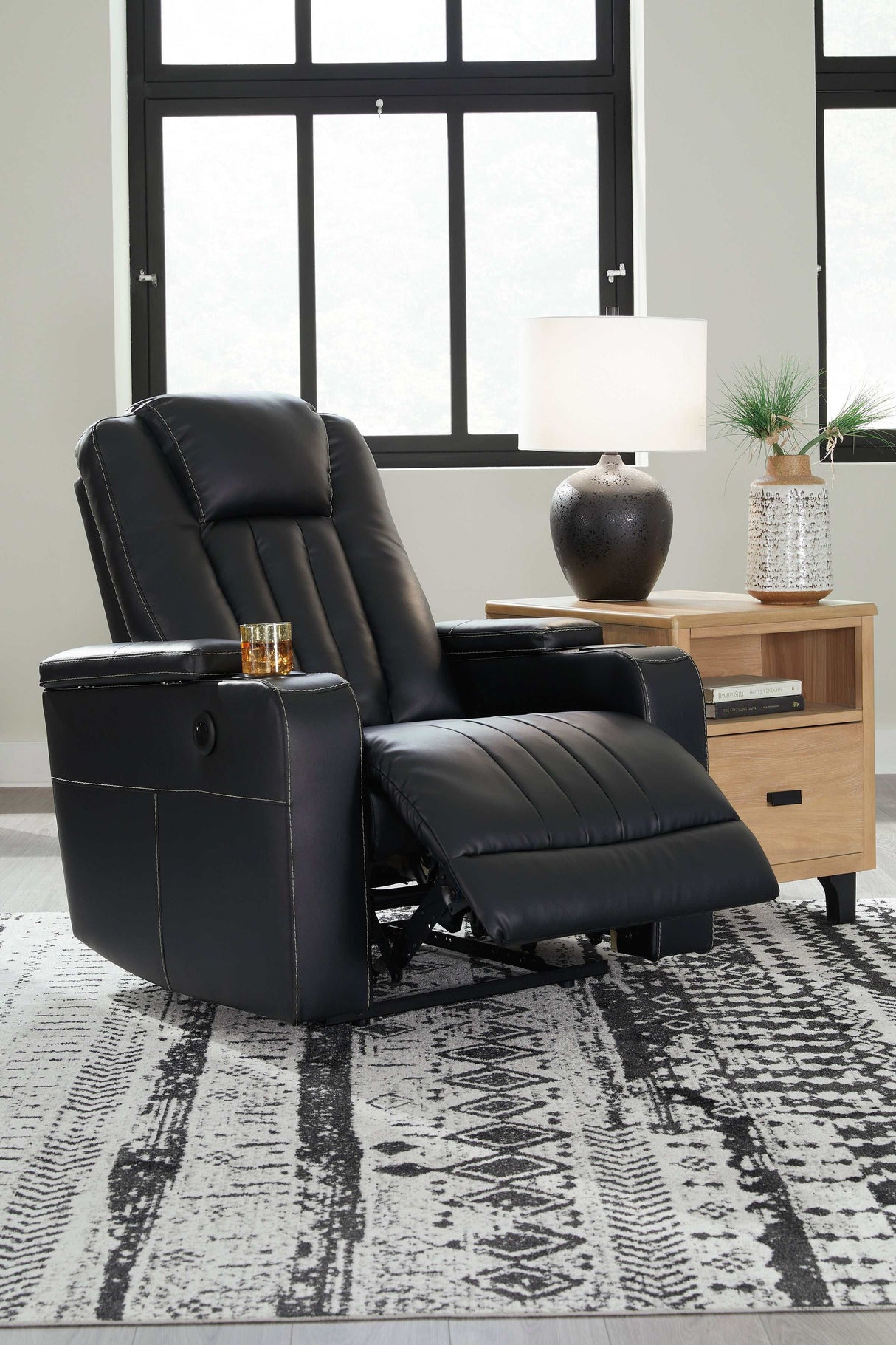 Center Point Black Recliner - Ornate Home