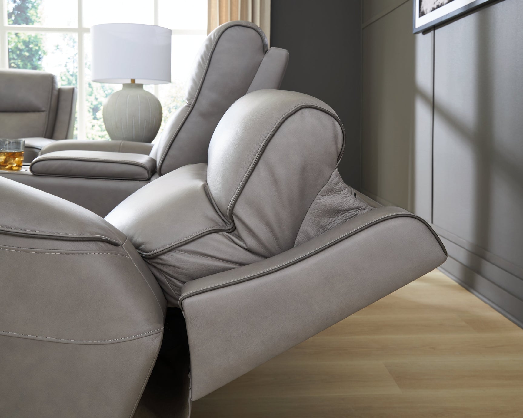 5Z-Comfort Coin Power Reclining Loveseat with Console (Online Special Price) - Ornate Home