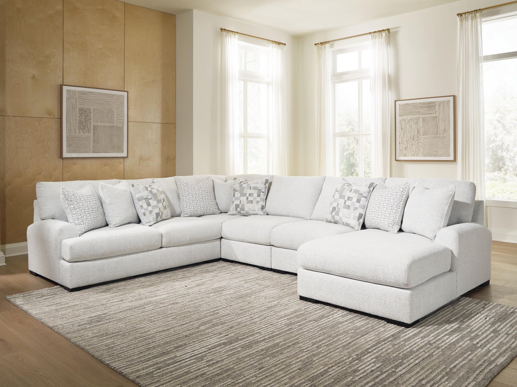 Wynncroft Manor Chalk 5-Piece Sectional with Right-Arm Facing Chaise