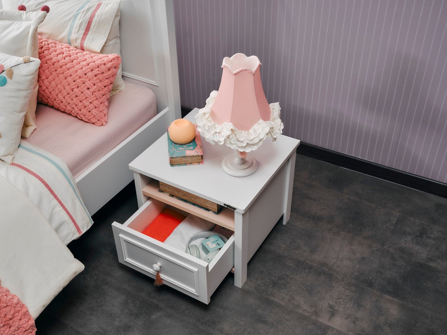 Alya White Nightstand