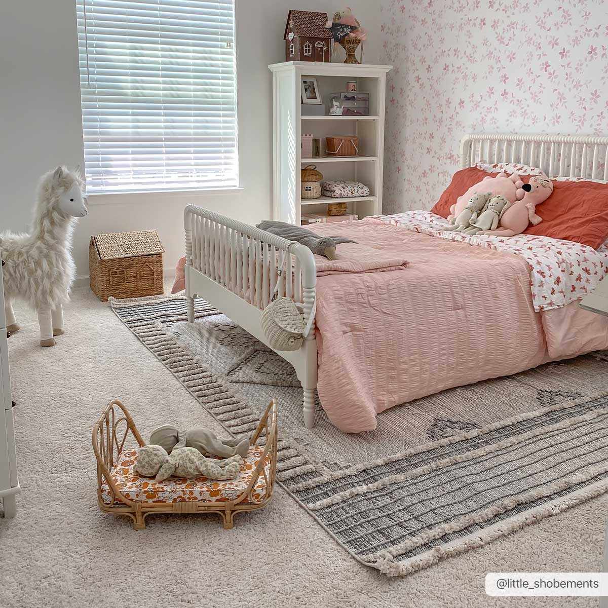 Amaga Area Rug - Ornate Home