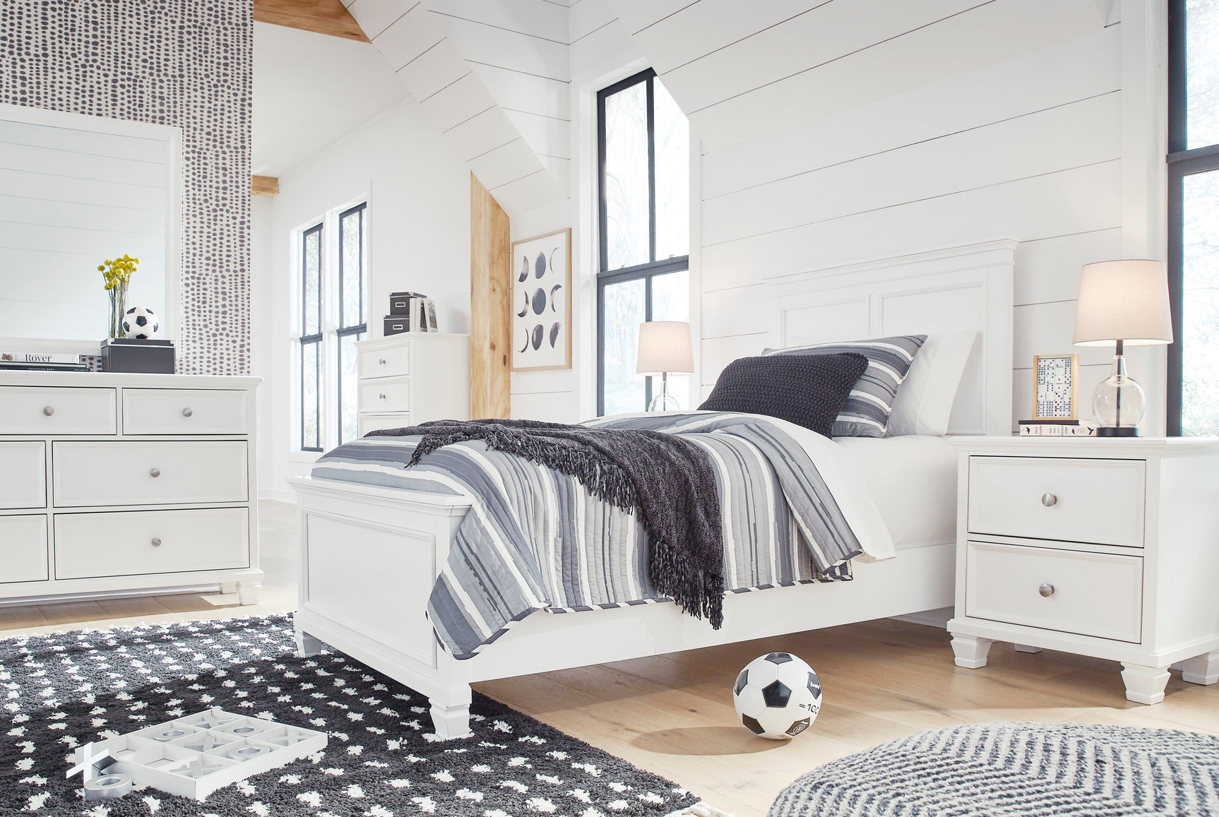 Fortman White Queen Panel 5-Piece Bedroom Set