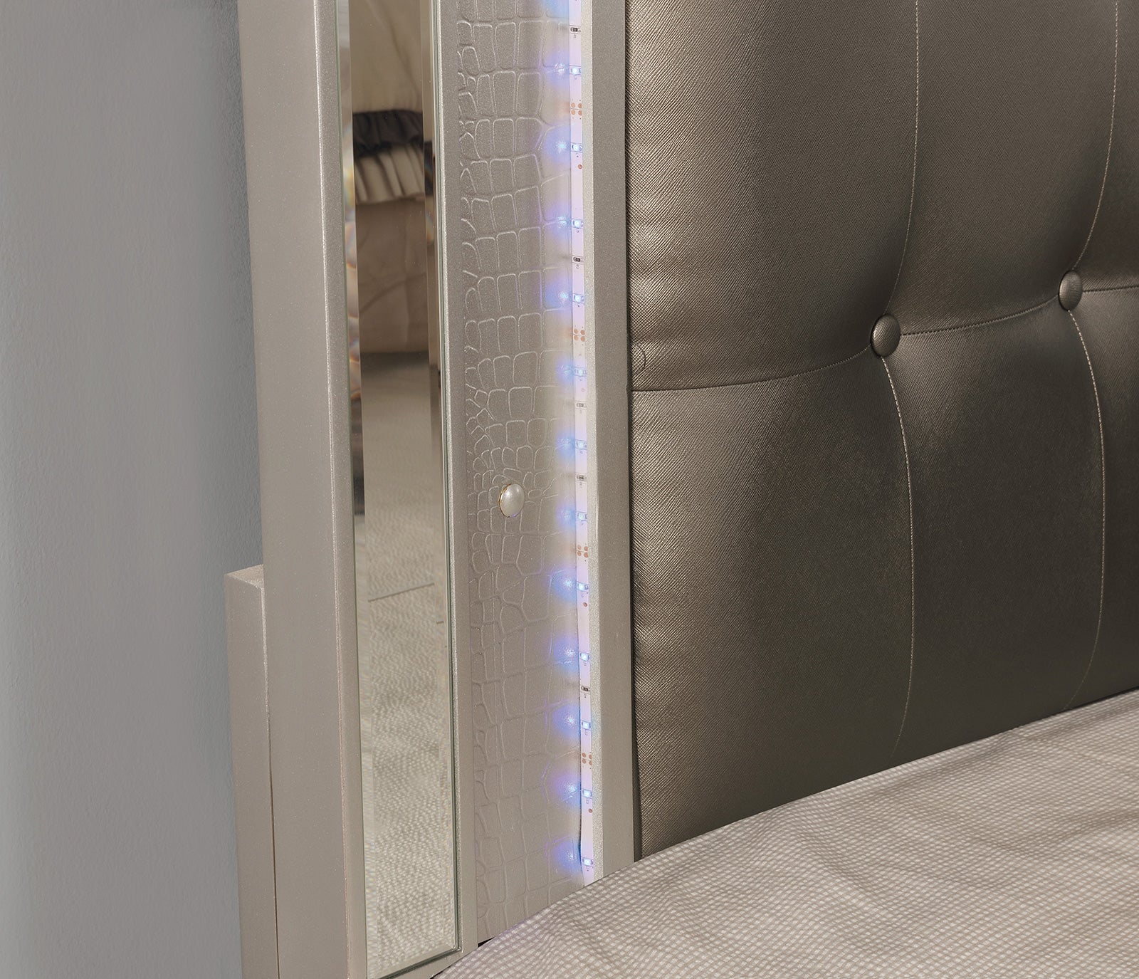 Brachium Silver 5 Pc. Queen Bedroom Set w/ Chest - Ornate Home