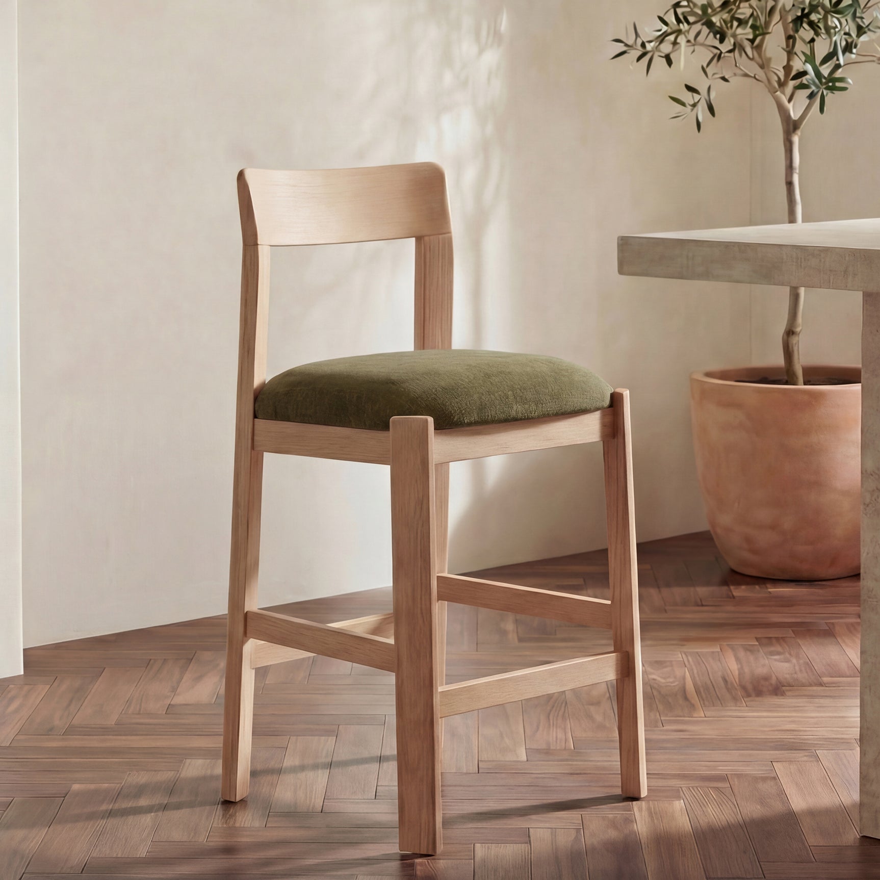 Oli Dark Green/Natural Counter Stool