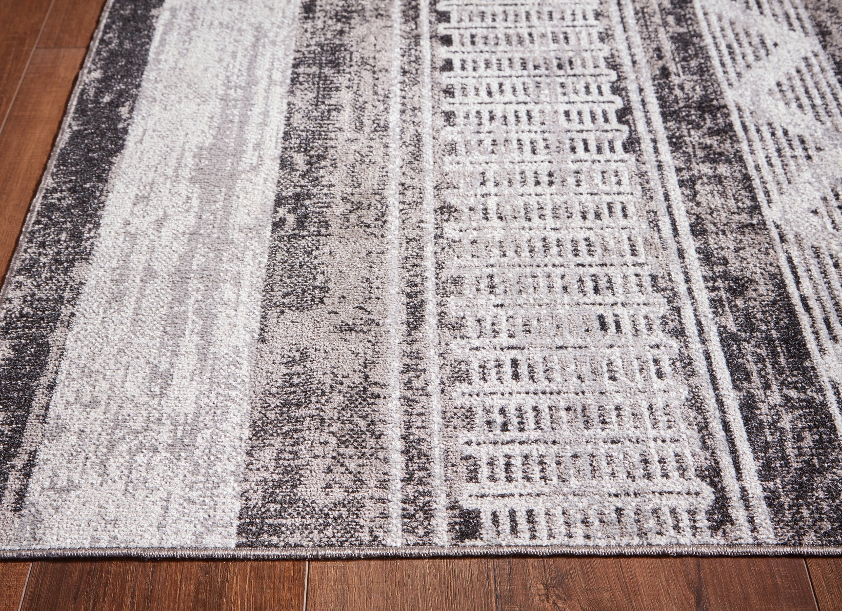 Henchester Multi 5' x 7' Rug - Ornate Home