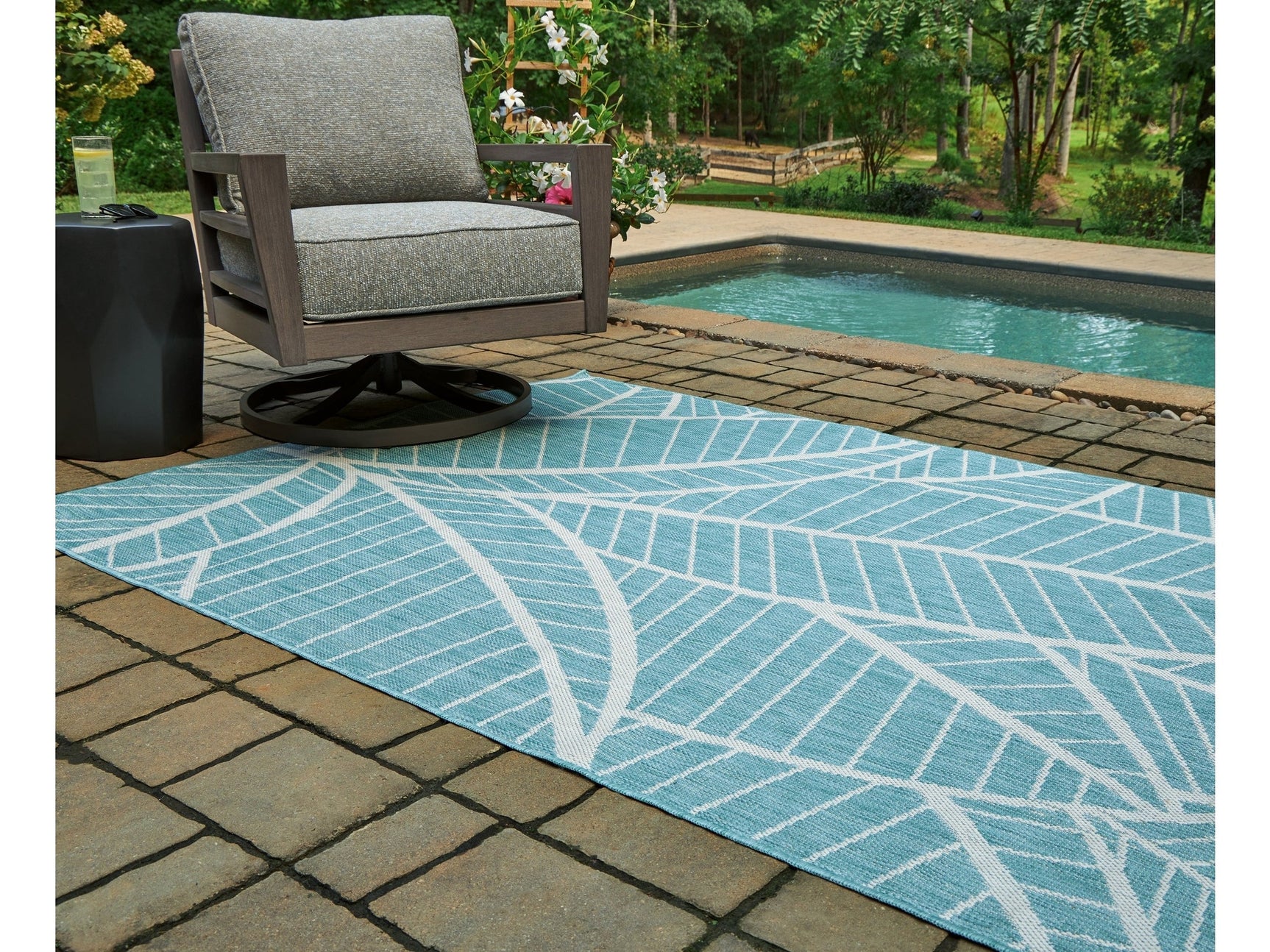 Hulsia Ivory/Aqua 5' x 7' Rug - Ornate Home