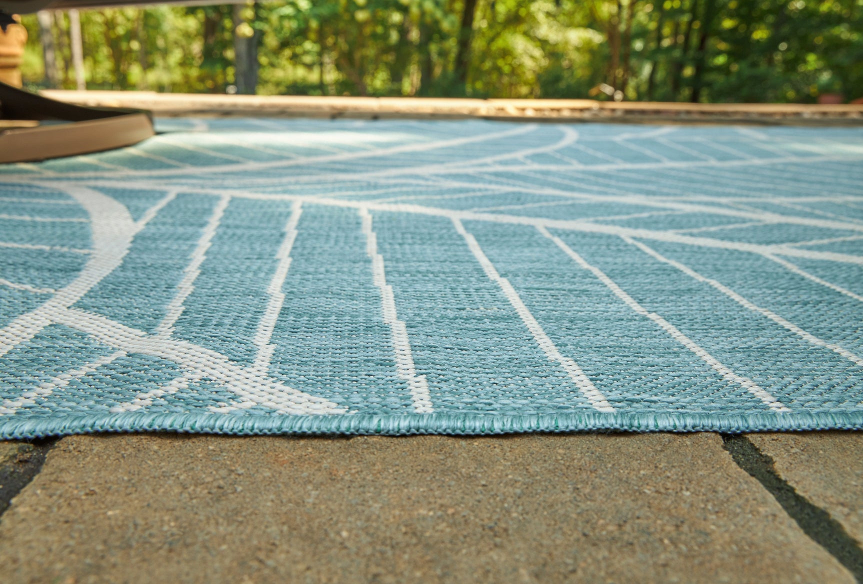 Hulsia Ivory/Aqua 5' x 7' Rug - Ornate Home