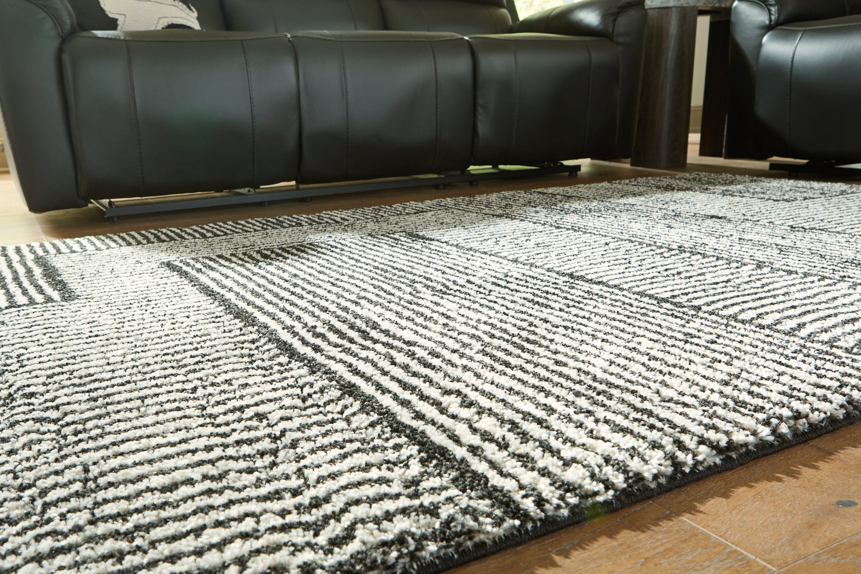 Kurtmen Black/Ivory Large Rug - Ornate Home