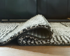 Kurtmen Black/Ivory Medium Rug - Ornate Home