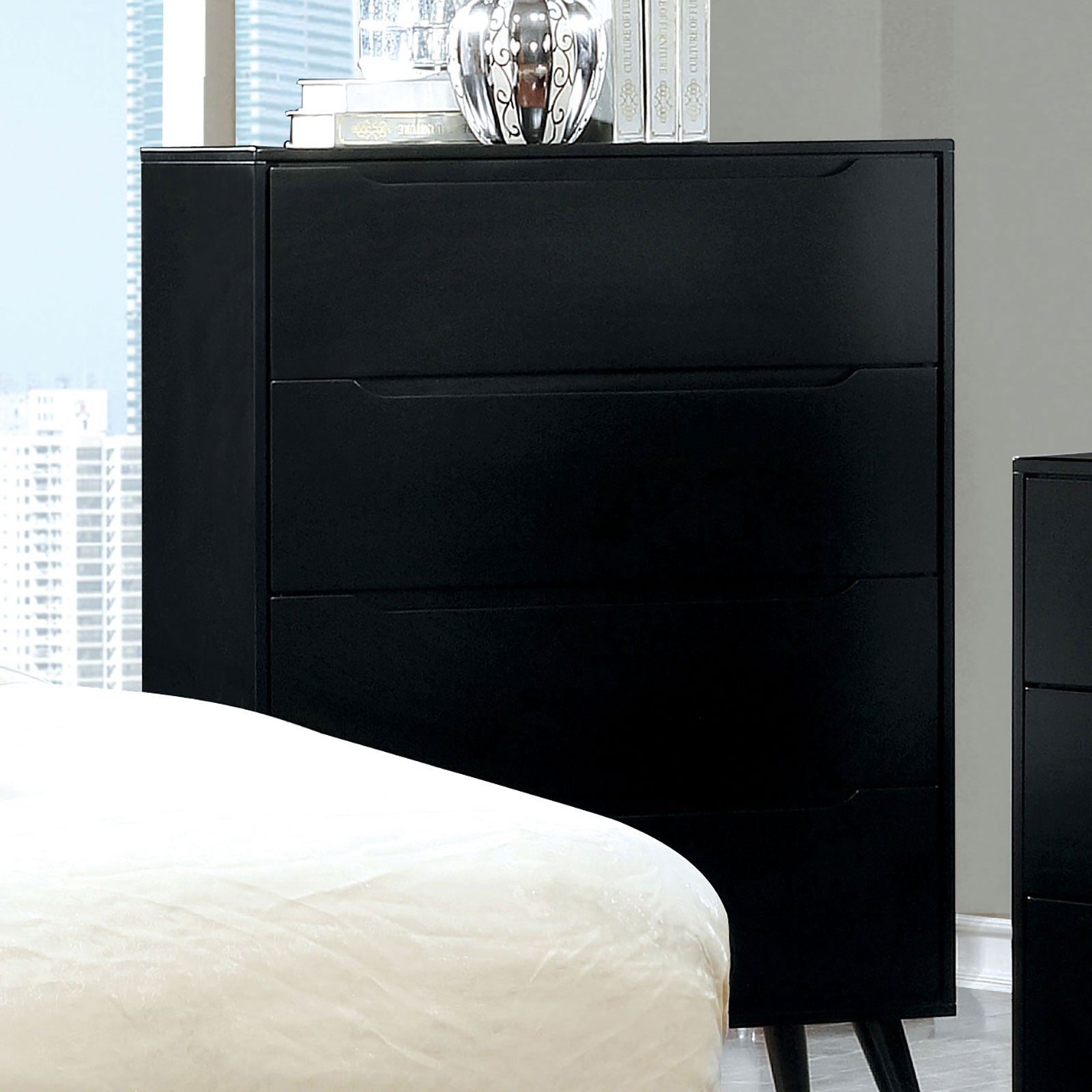 Lennart Black 5 Pc. Queen Bedroom Set w/ Chest - Ornate Home