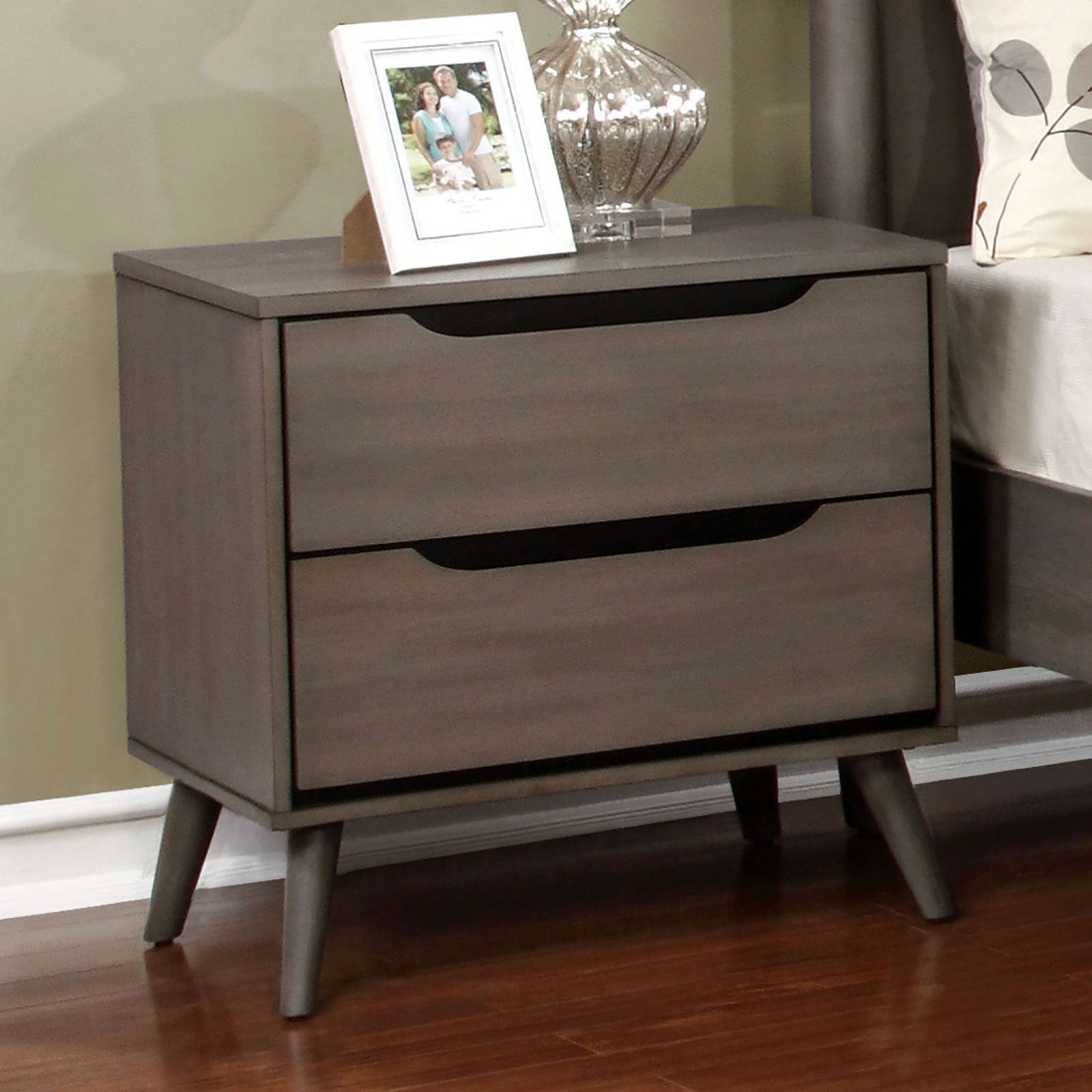 Lennart Gray 4 Pc. Queen Bedroom Set - Ornate Home