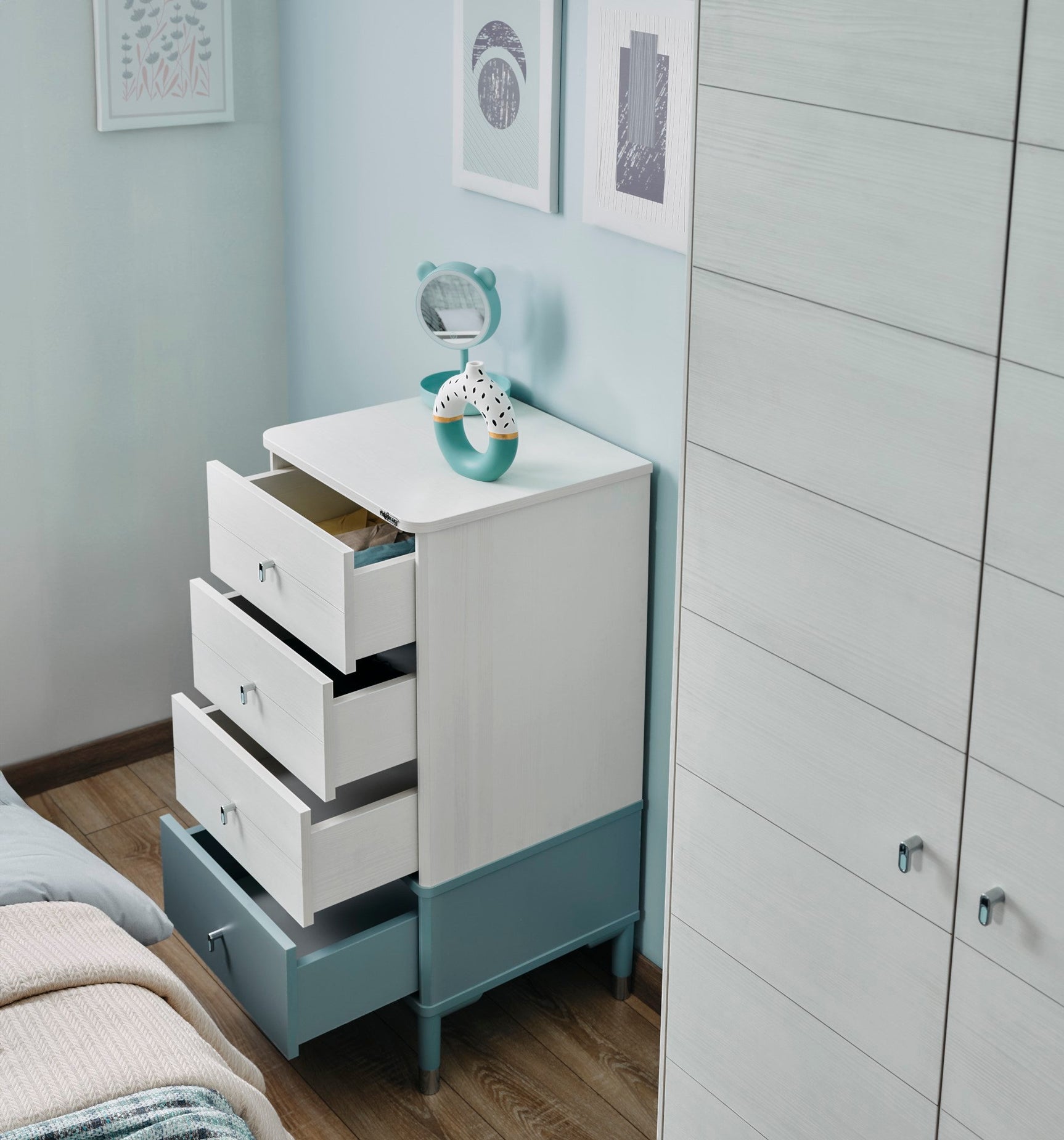 Marin Light Blue/White Chest