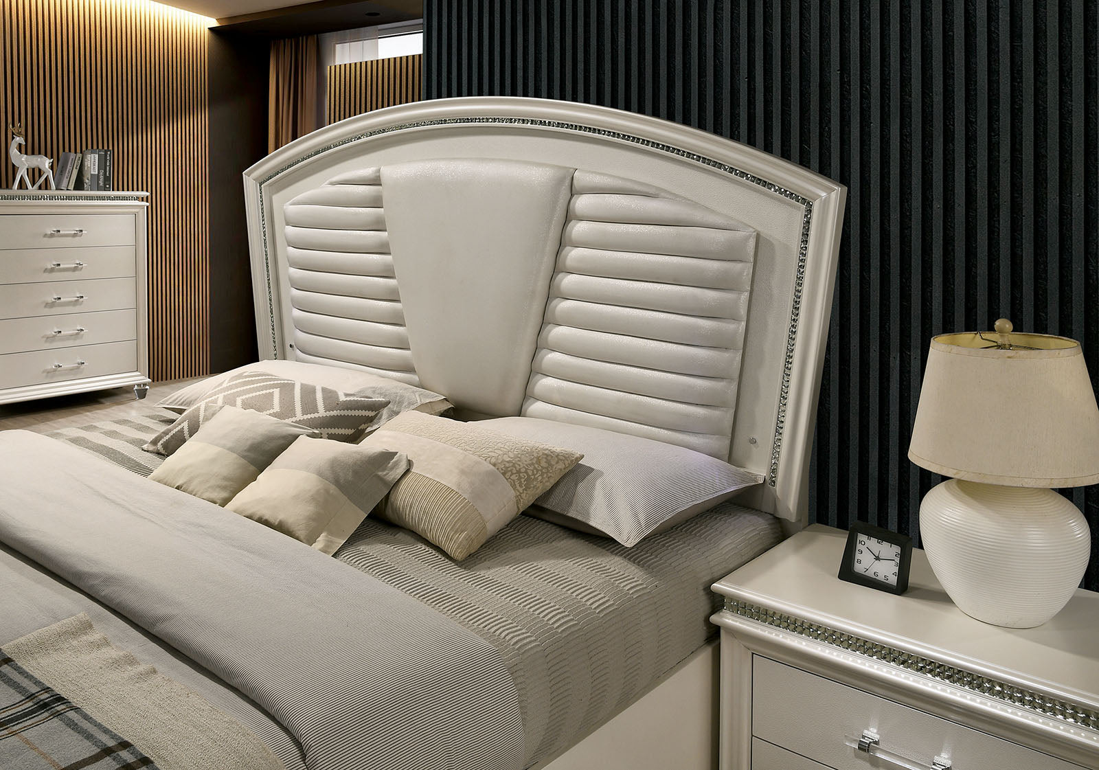 Maddie Pearl White/White 4 Pc. Queen Bedroom Set - Ornate Home