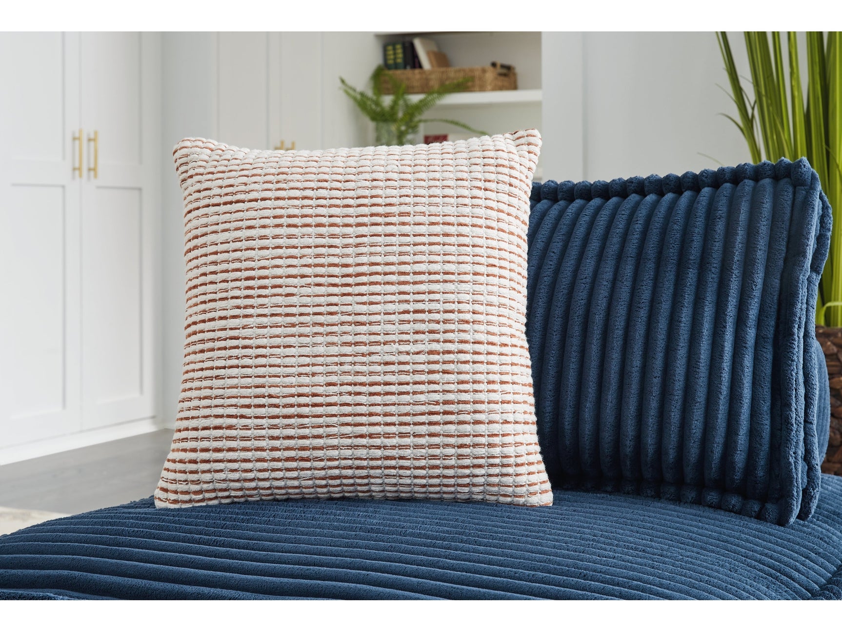 Nashlin White/Rust Pillow (Set of 4) (Online Special Price) - Ornate Home