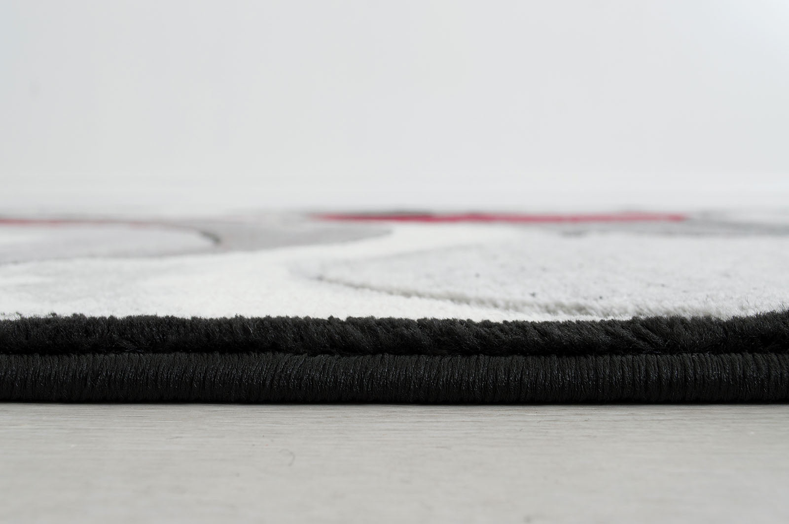 Niksar Red 5' X 7' Area Rug - Ornate Home