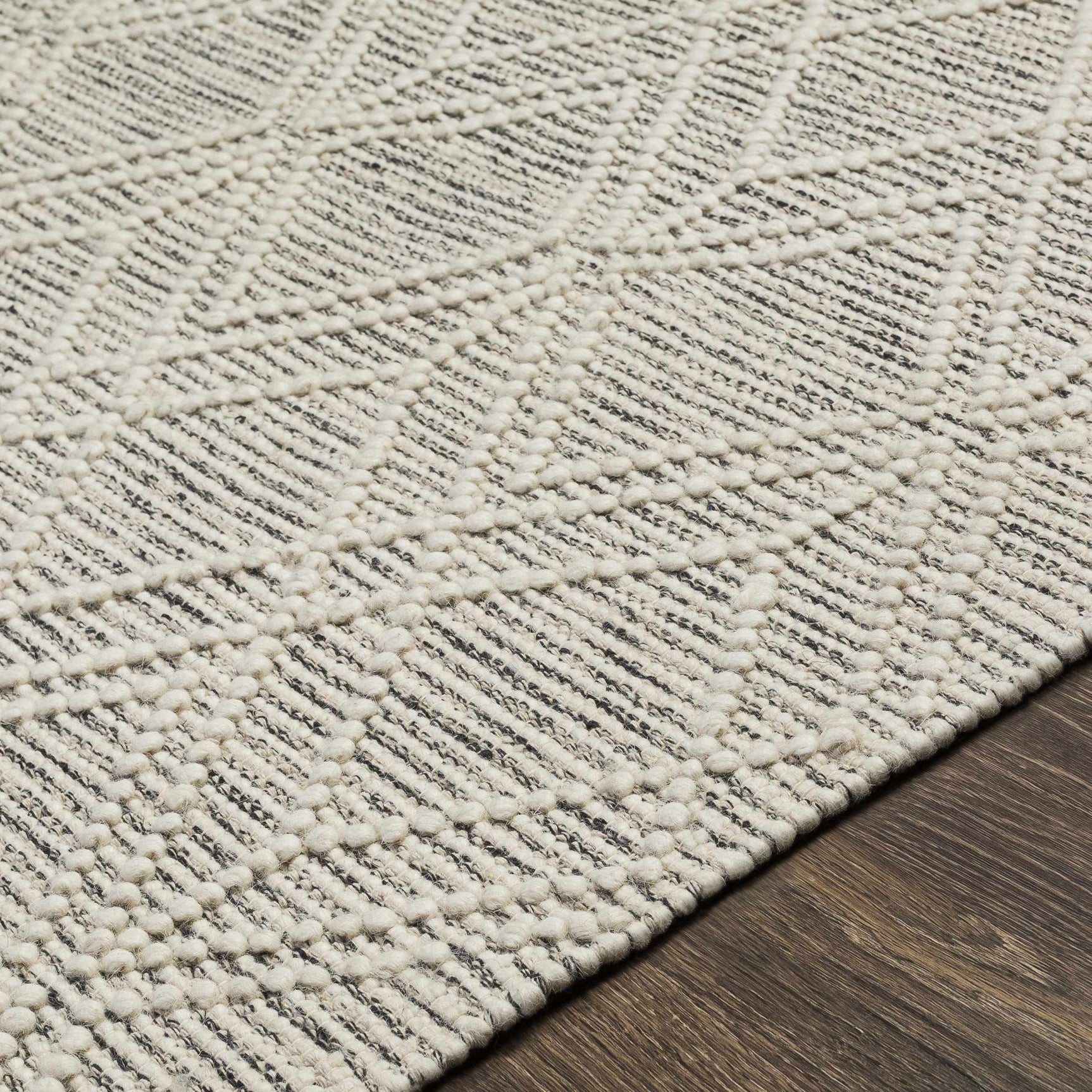 Ossun Wool Rug with Tassels - Ornate Home