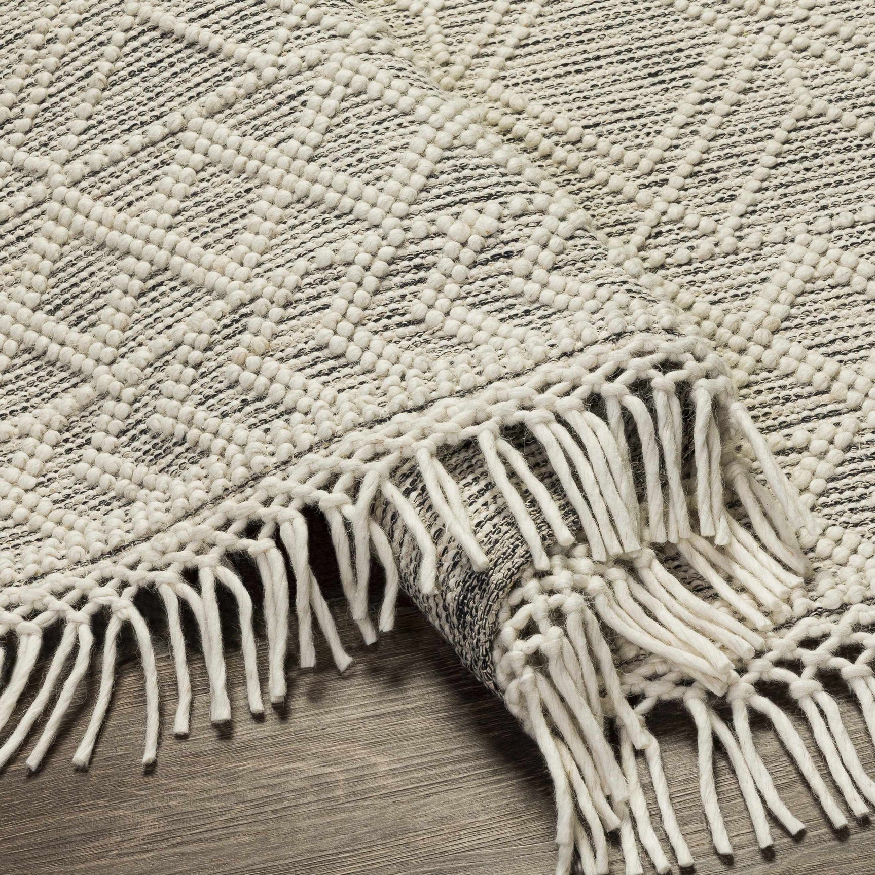 Ossun Wool Rug with Tassels - Ornate Home